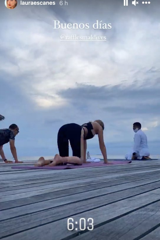 Laura Escanes y Risto yoga Maldivas @lauraescanes