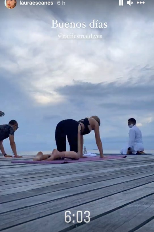 Laura Escanes y Risto yoga Maldivas @lauraescanes