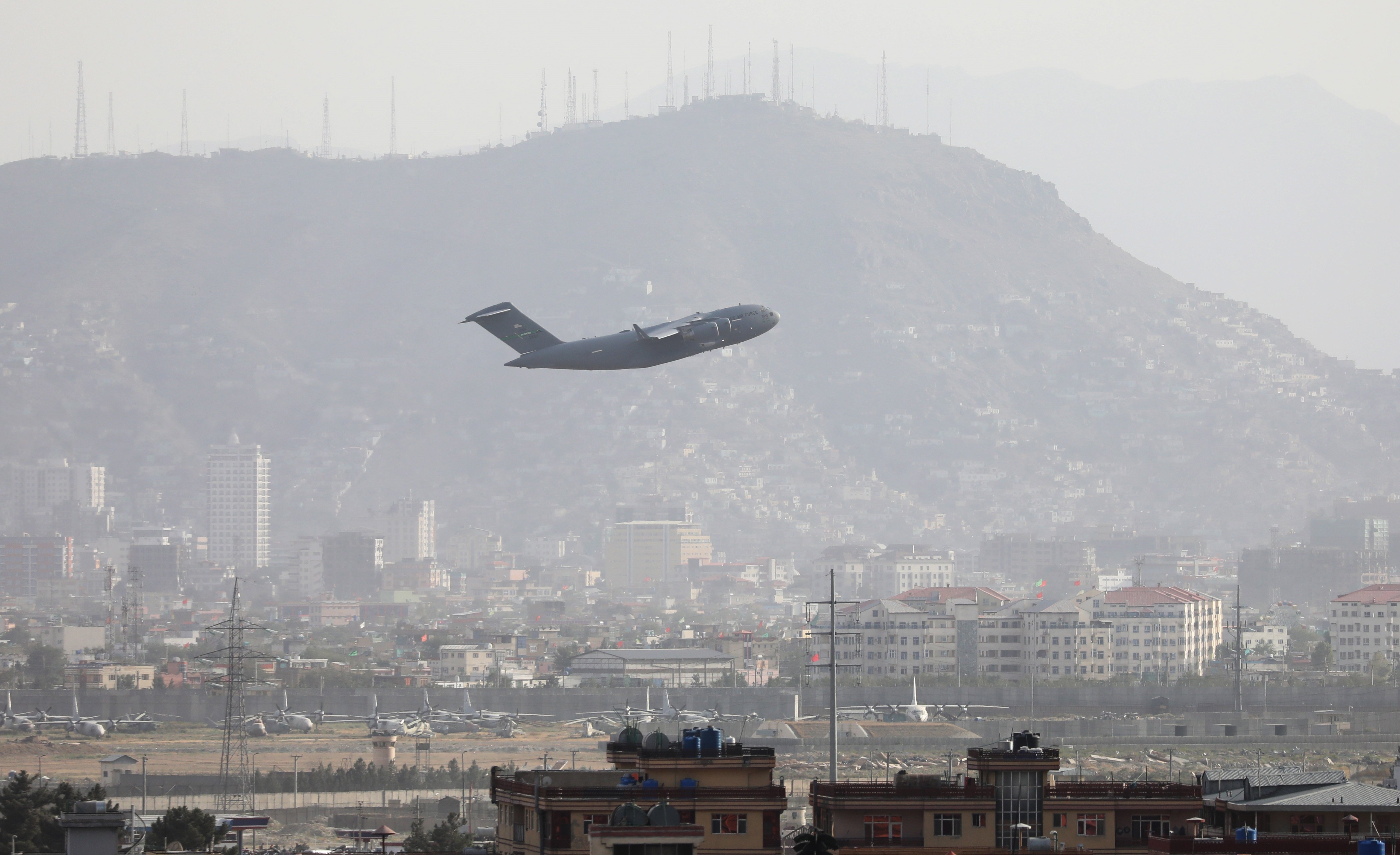 Piden a los extranjeros alejarse del aeropuerto de Kabul por amenaza terrorista