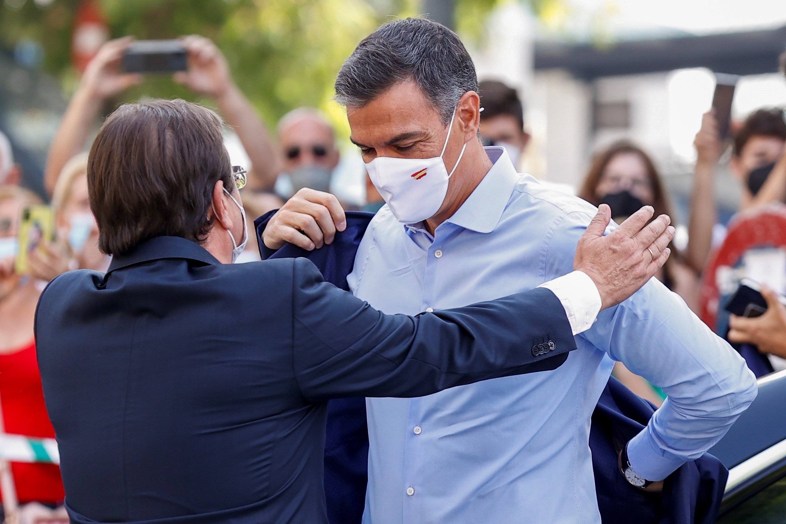 presidente gobierno español pedro sanchez extremadura junto en el presidente de extremadura Guillermo Fernandez / EFE