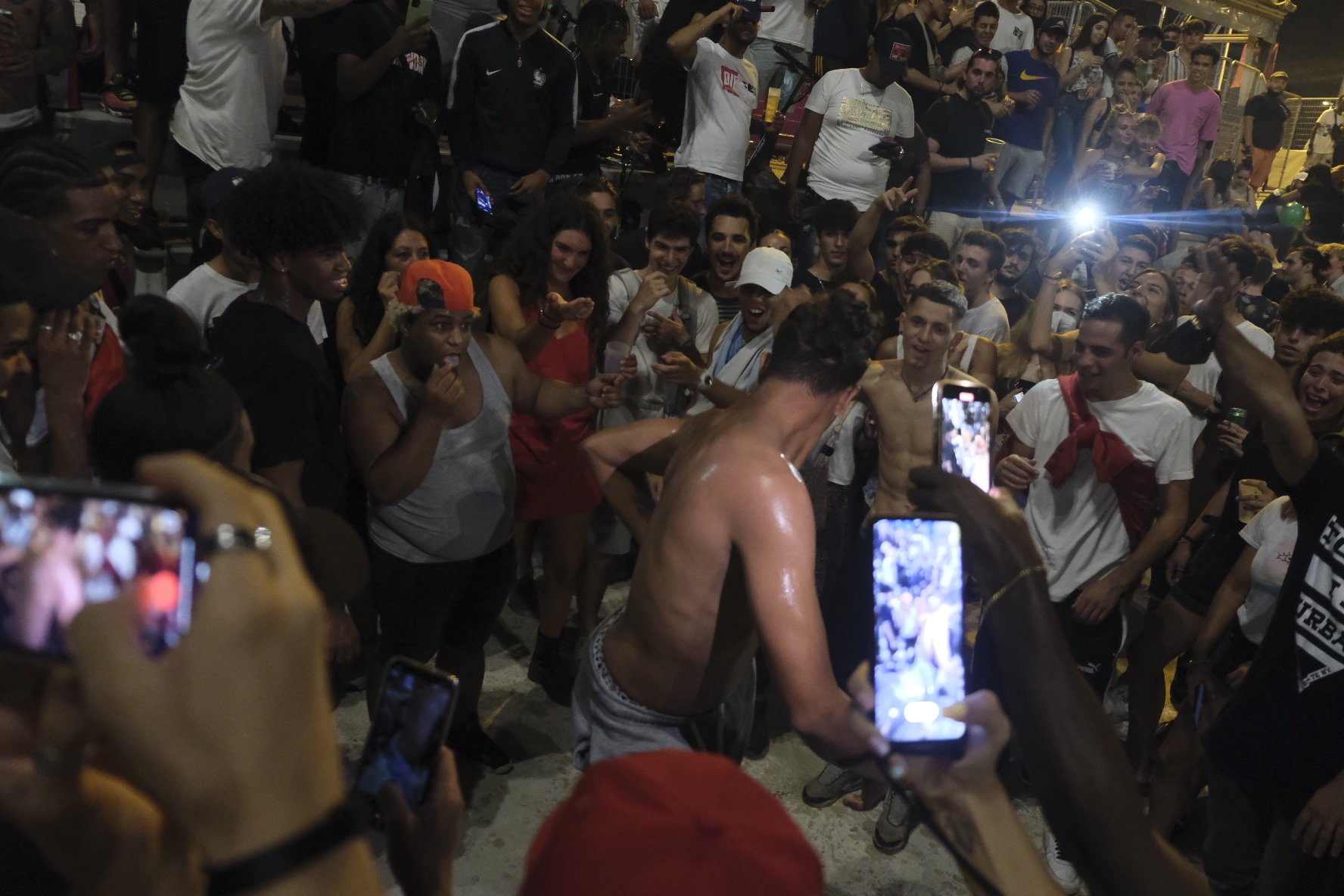 Fiesta improvisada en Sants