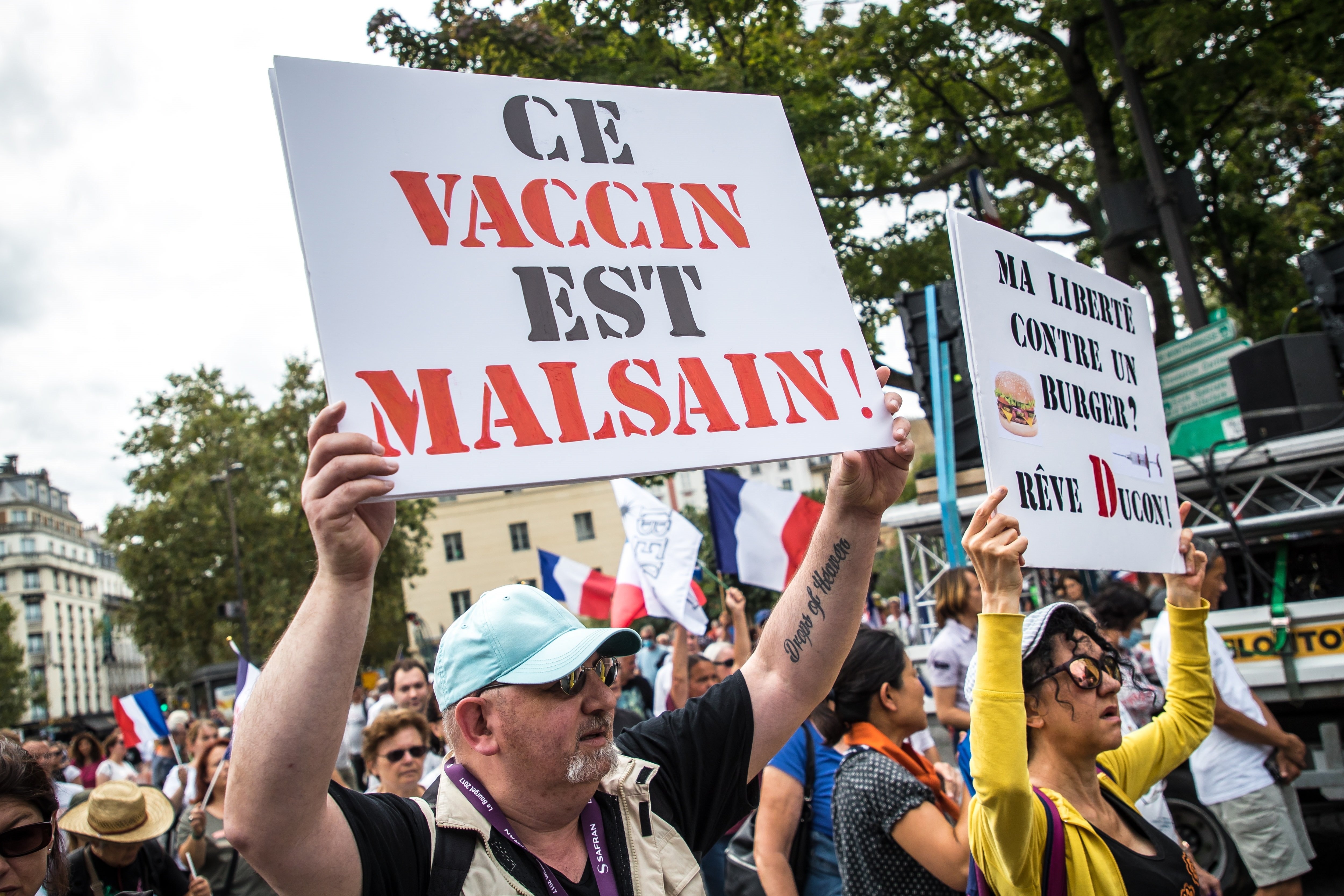 França sancionarà els sanitaris que no es vacunin contra la covid
