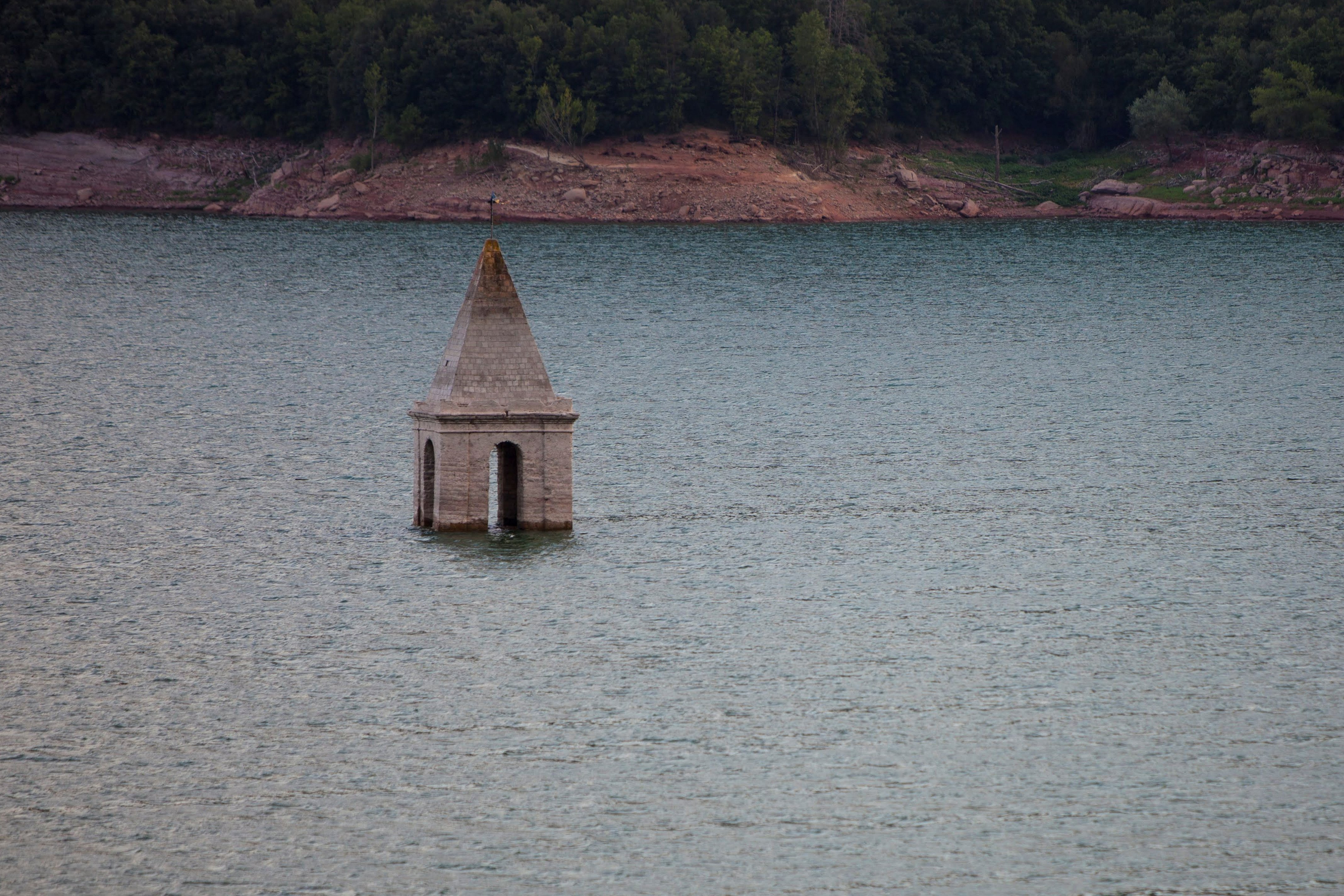 La iglesia del pantano de Sau, la más antigua del mundo en pie dentro del agua La iglesia del pantano de Sau, la más antigua del mundo en pie dentro del agua