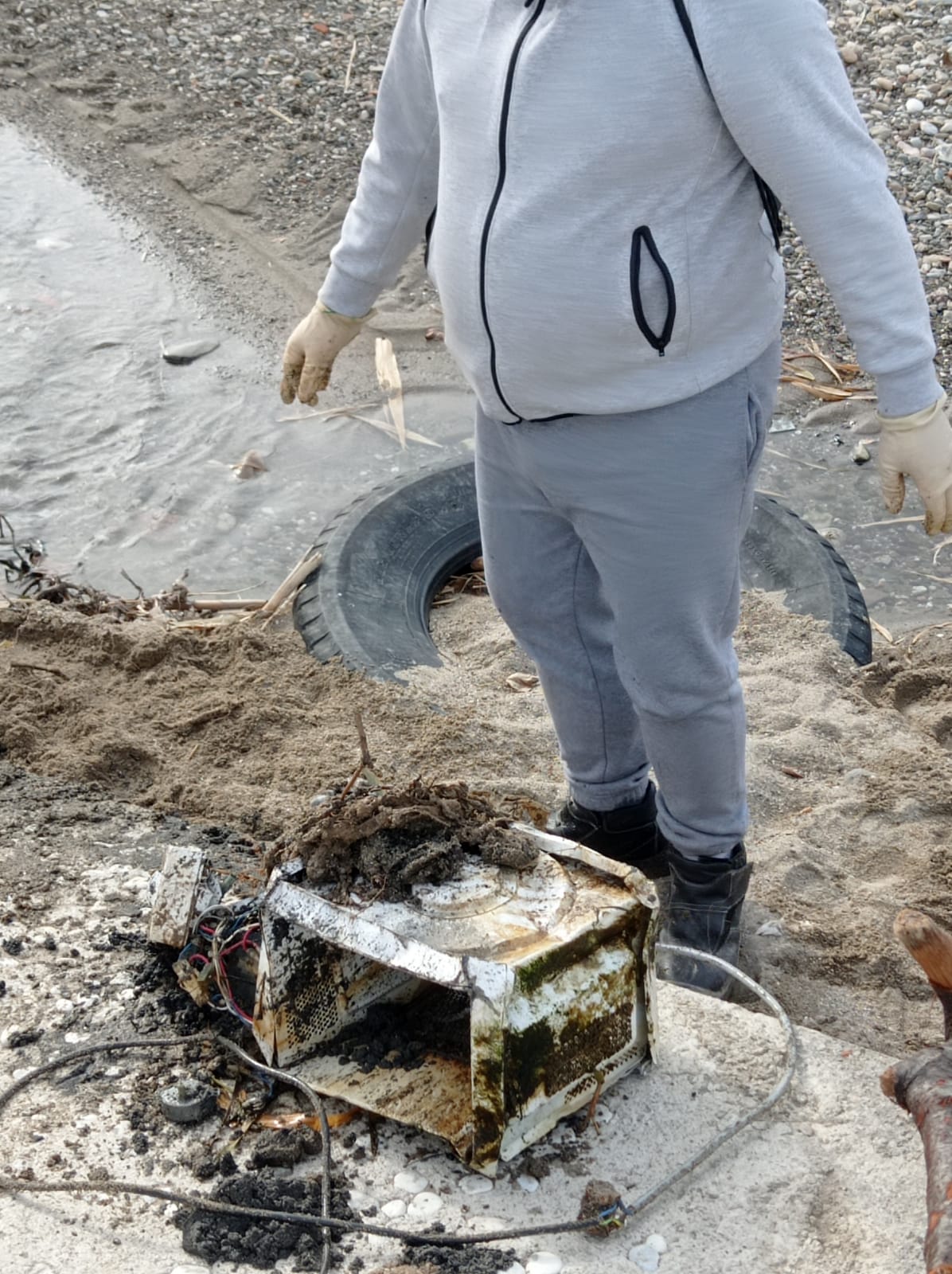 Tota aquesta porqueria ha sortit de la llera del Besòs