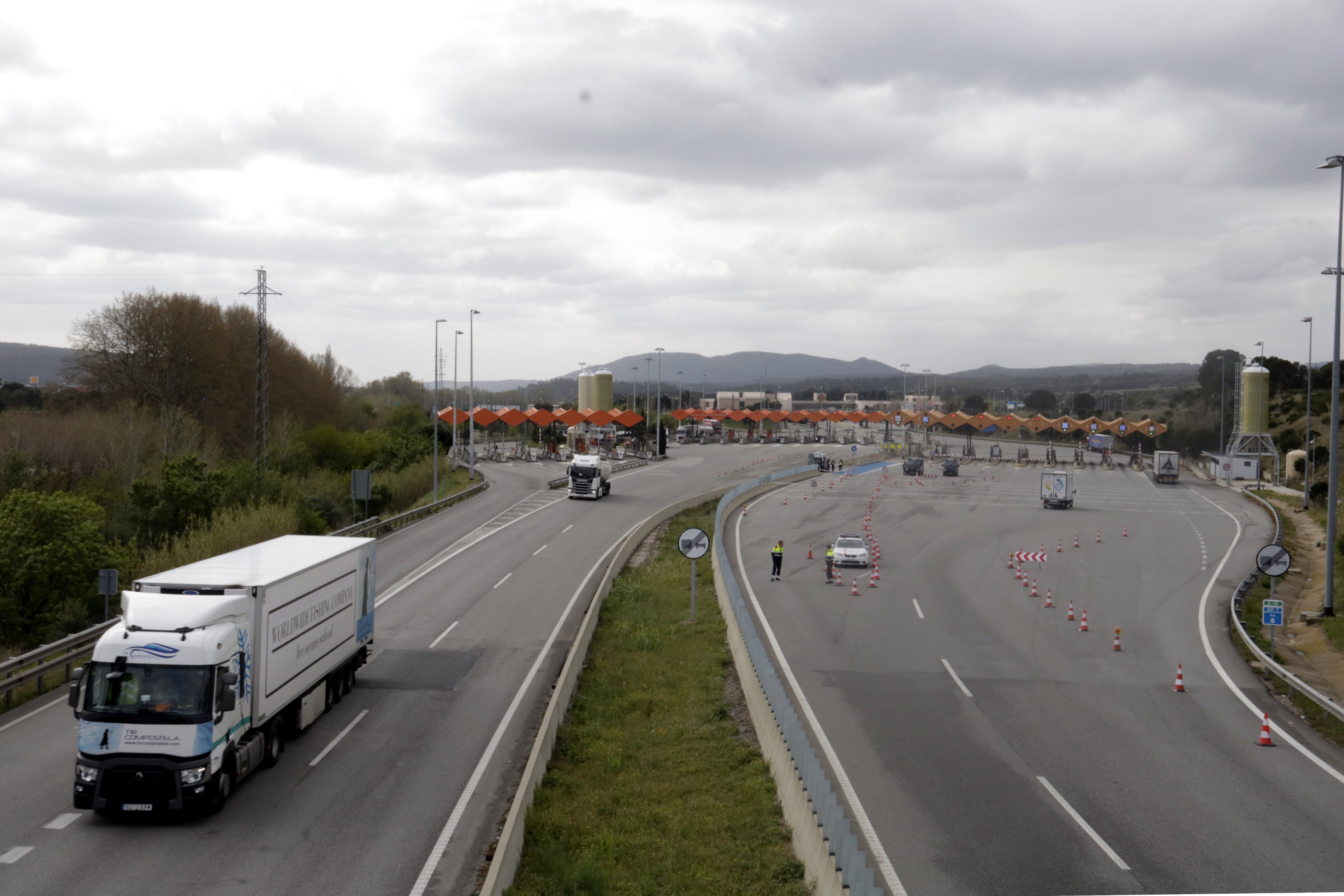 Los agricultores franceses cortan la autopista AP-7 en la Jonquera