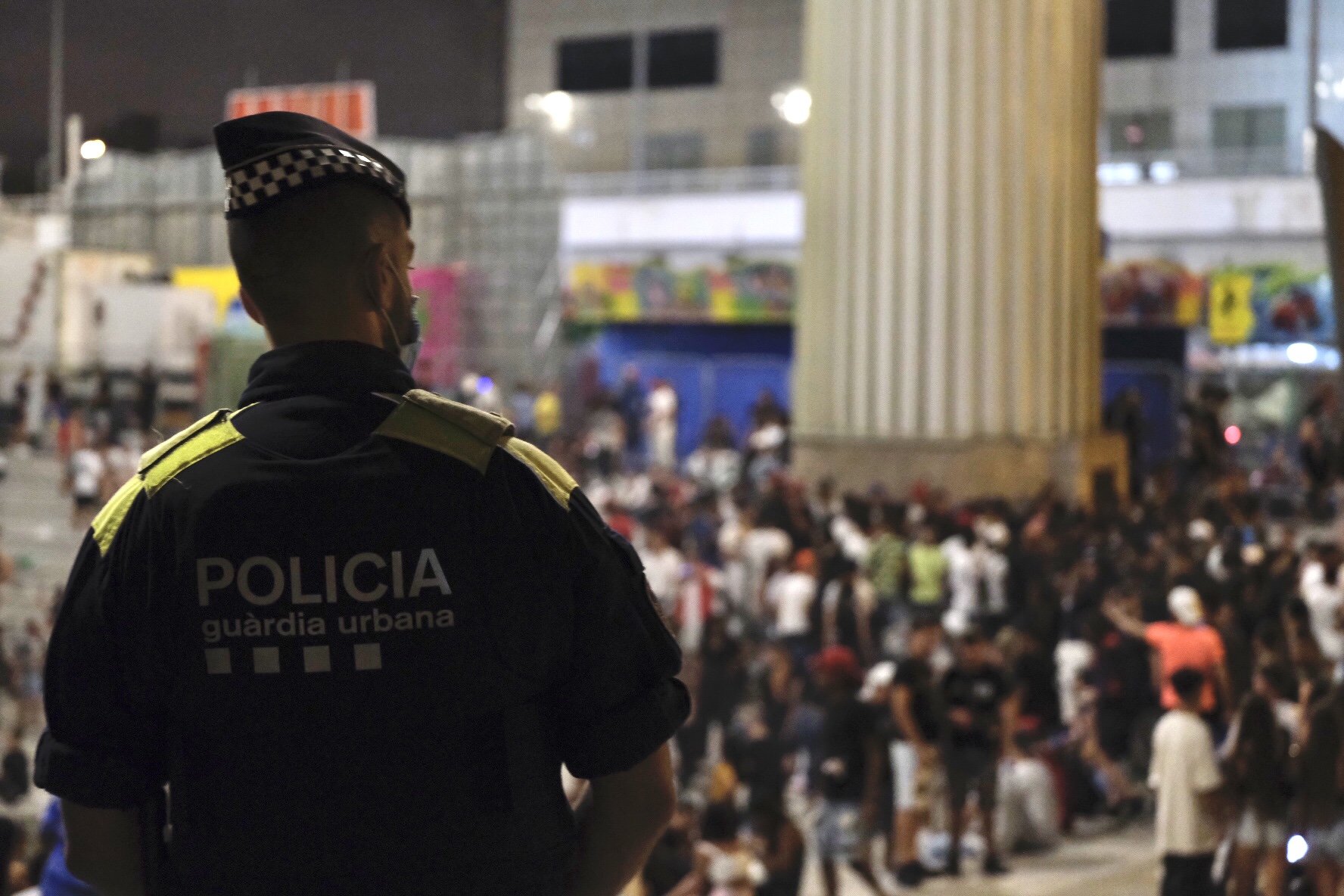 Divendres caòtic a les Festes de Sants: descontrol, aglomeracions i barricades