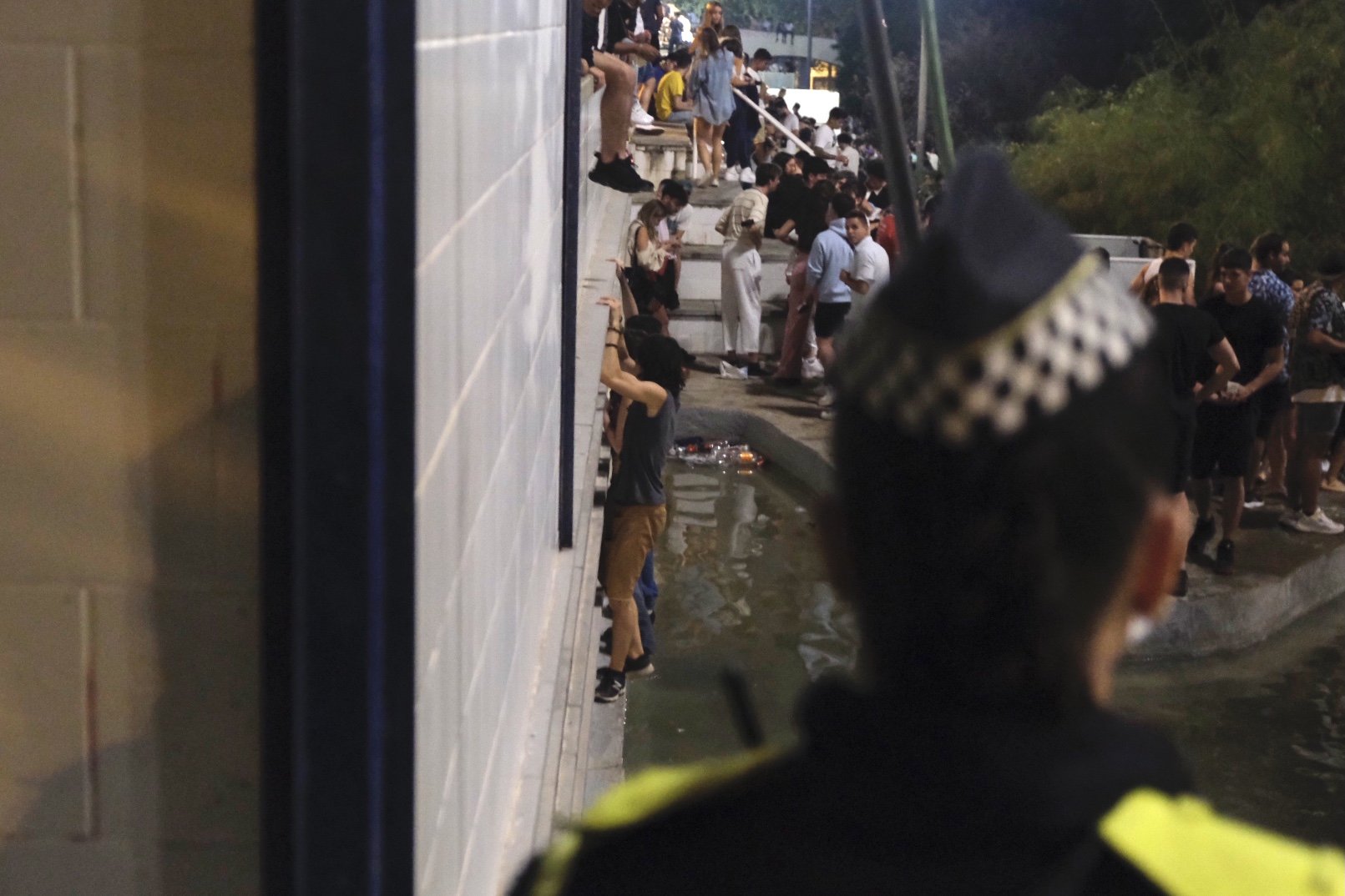 Batlle saca pecho de la "contenida" actuación policial en las fiestas de Sants