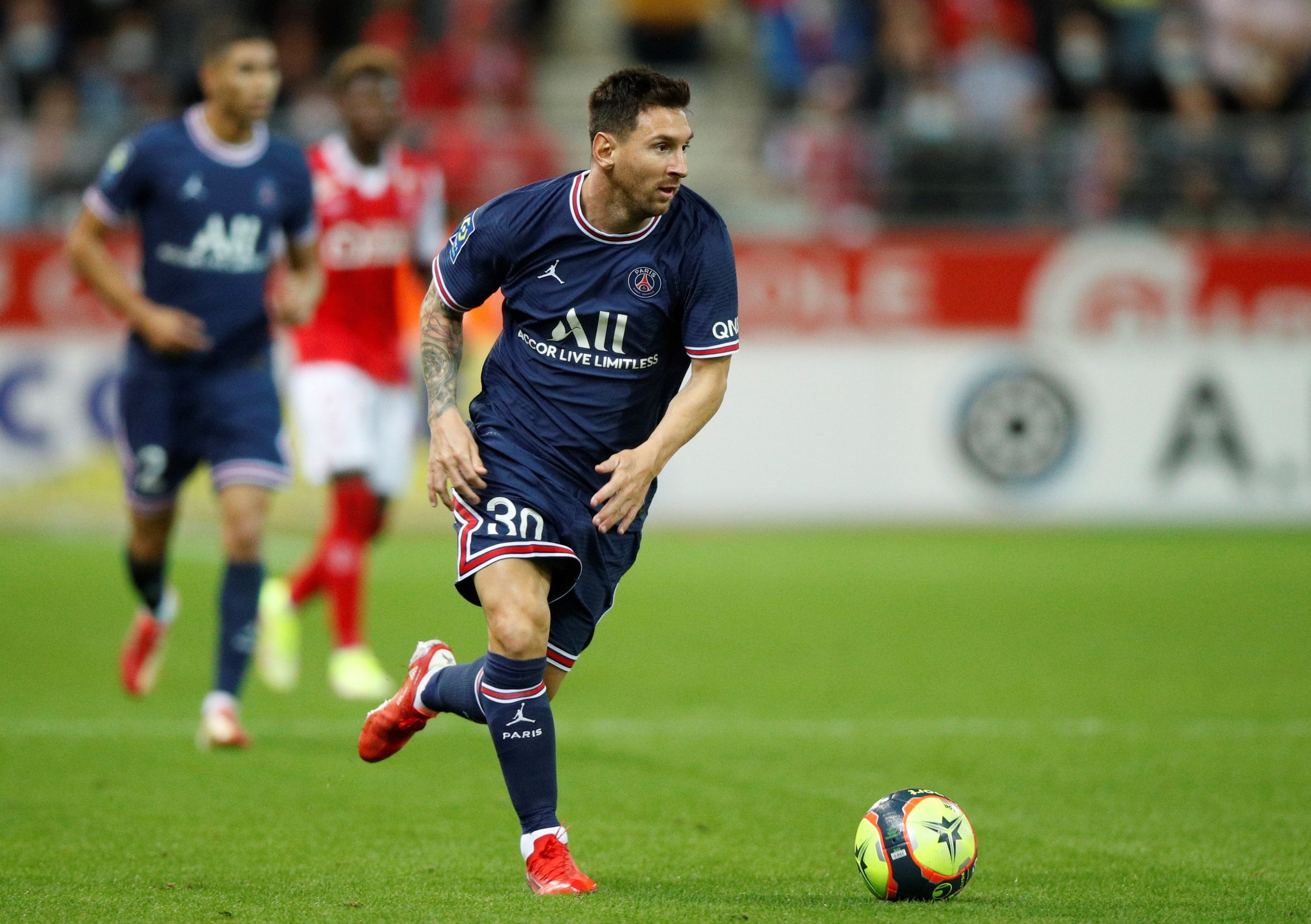 Leo Messi corrent amb la pilota als peus