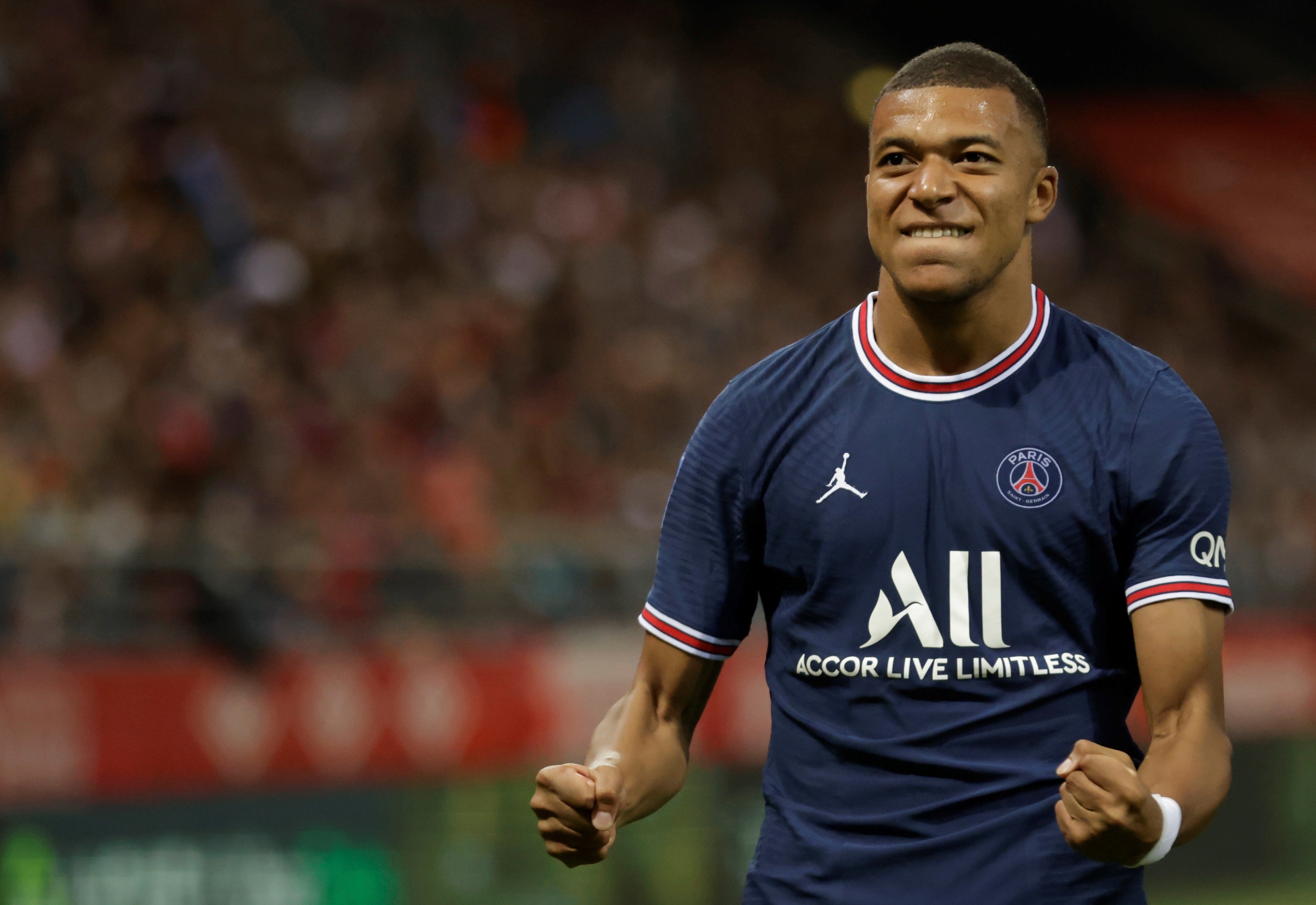 Mbappé, a la concentració de França amb una dessuadora del MACBA de Barcelona