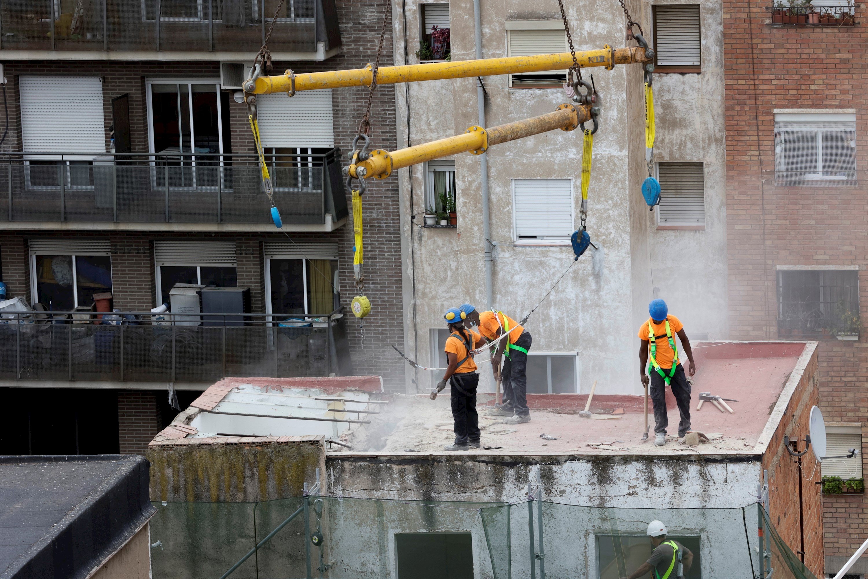 En marcha el derribo de tres edificios en el barrio del Carmel