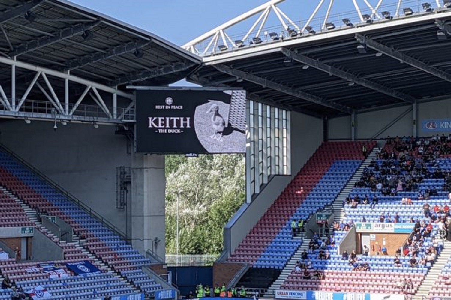El homenaje de los aficionados del Wigan Athletic a un pato traspasado