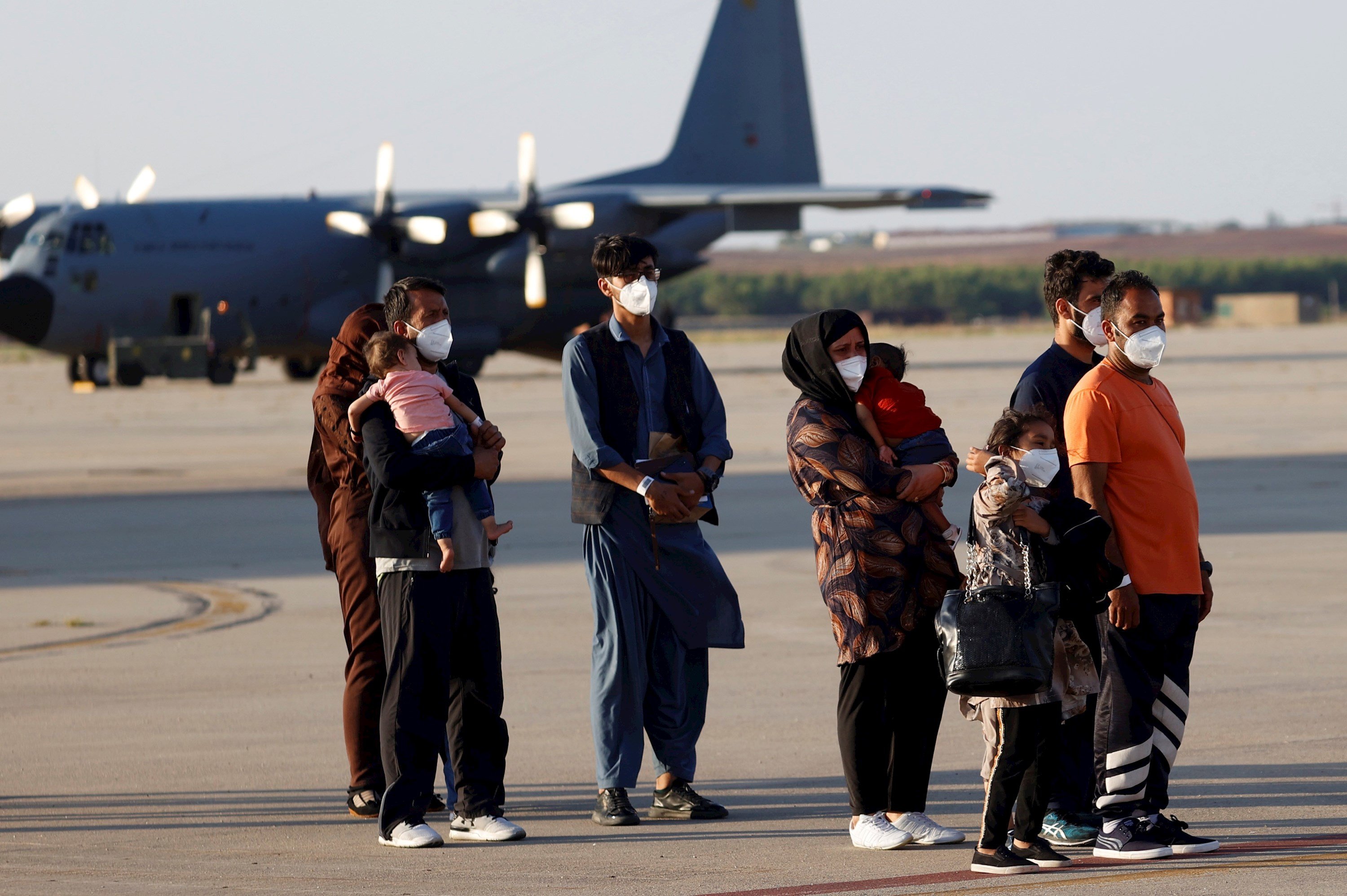 Refugiados afganos llegan a Barcelona en estado de shock y con ganas de trabajar