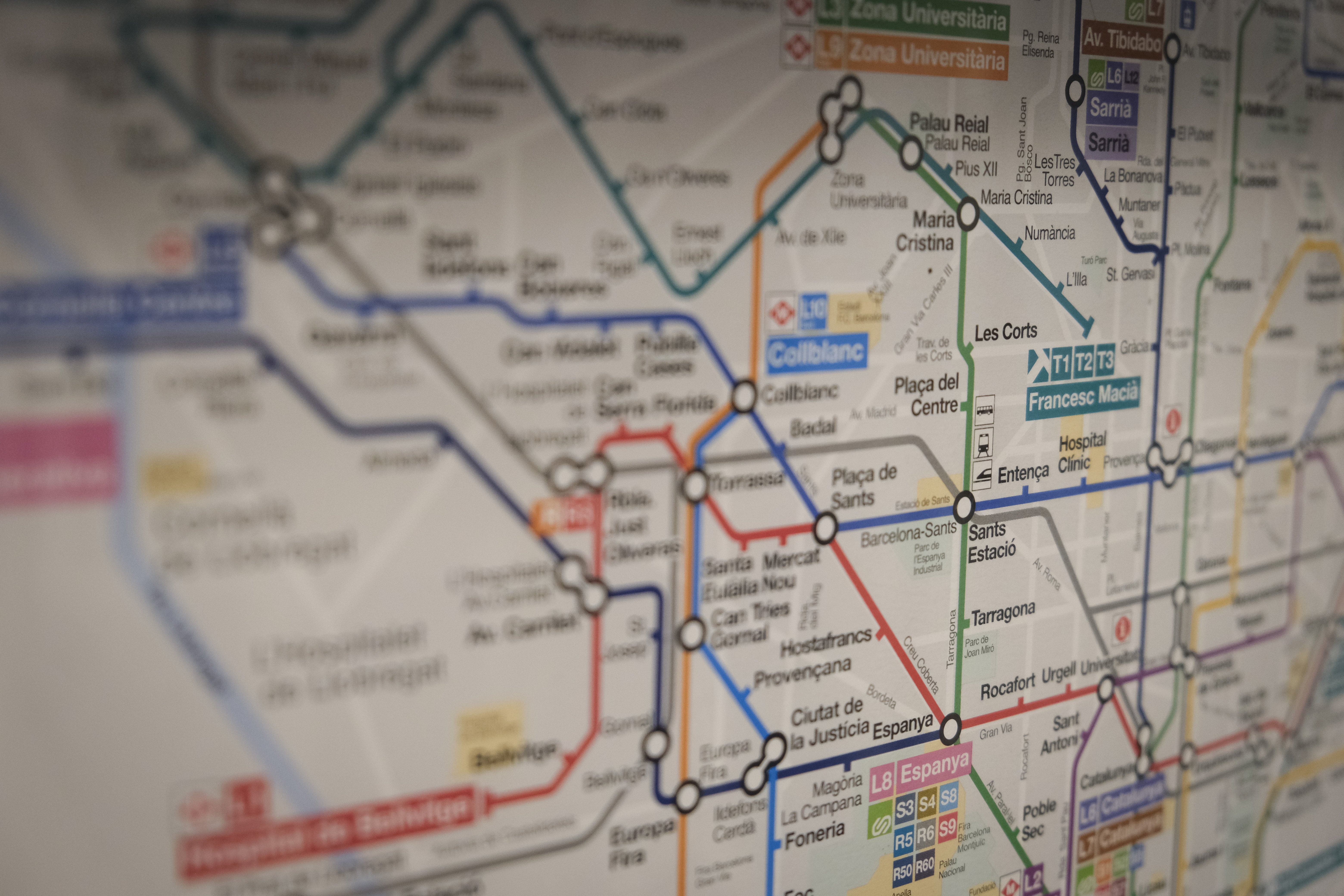 ¿En cuántas horas se puede recorrer la red de Metro de Barcelona?