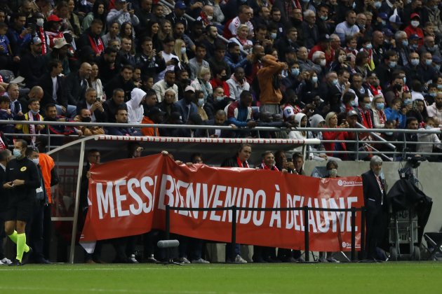 Pancarta Leo Messi debut PSG Europa Press