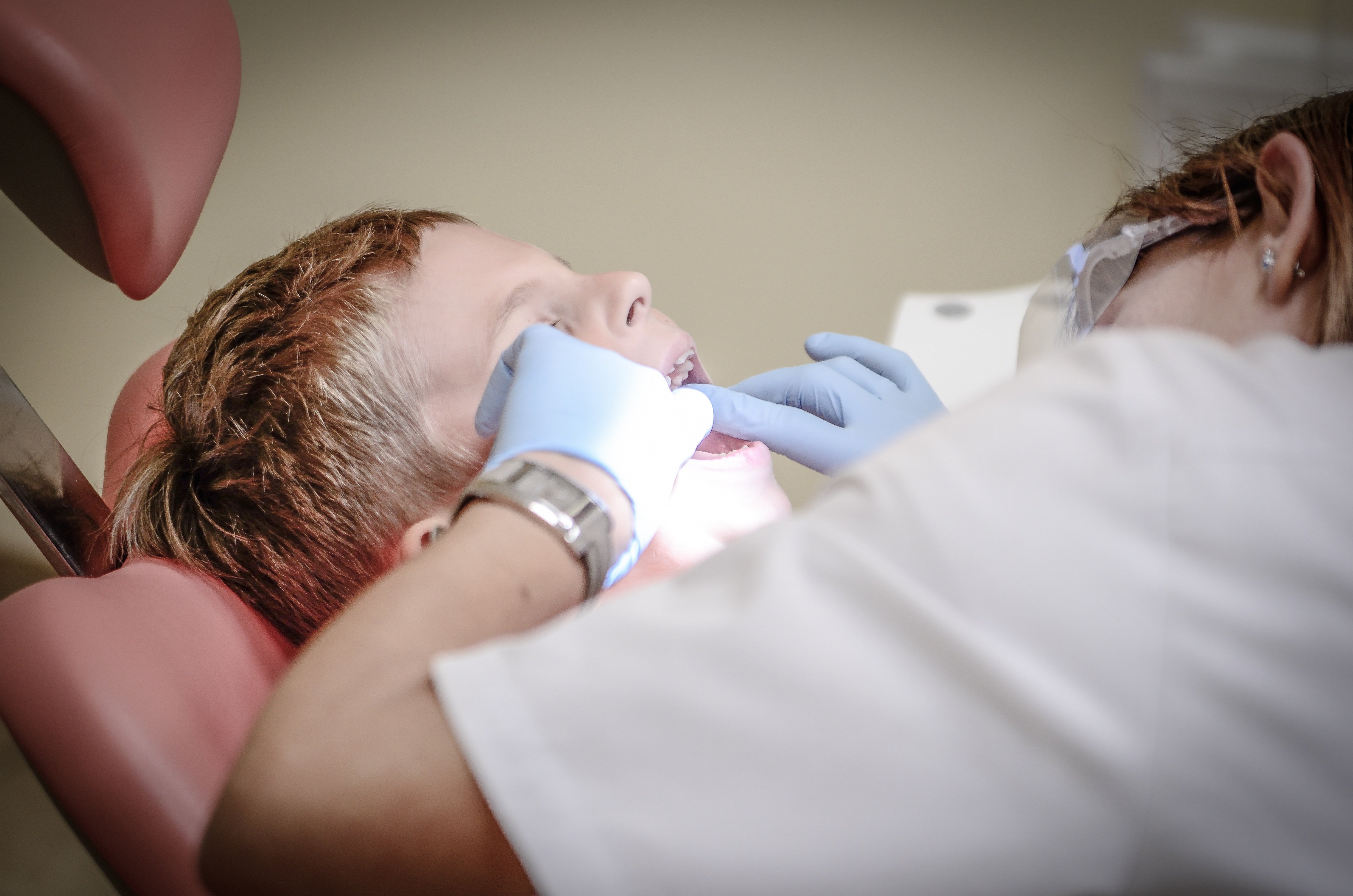 Niño en el dentista