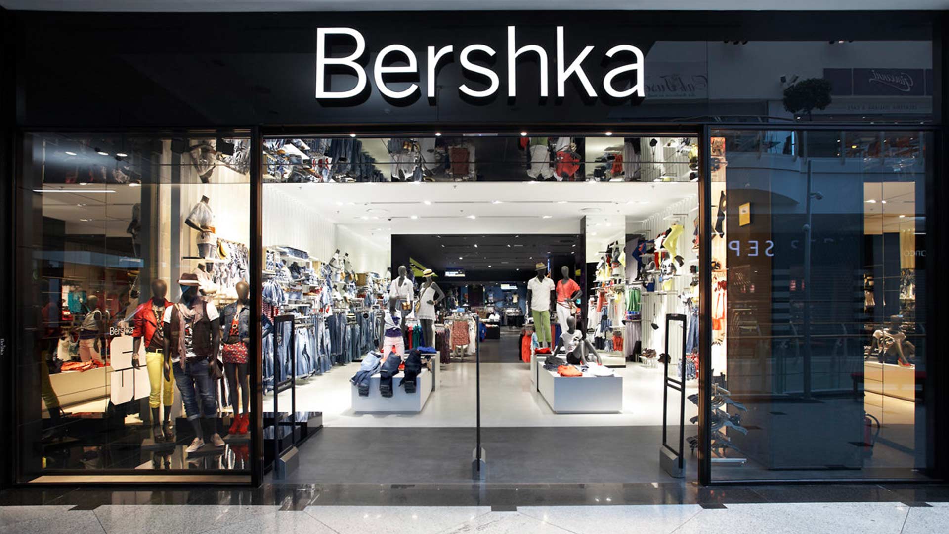 Bershka convierte en ‘low cost’ la creación que Valentino popularizó en los años 90
