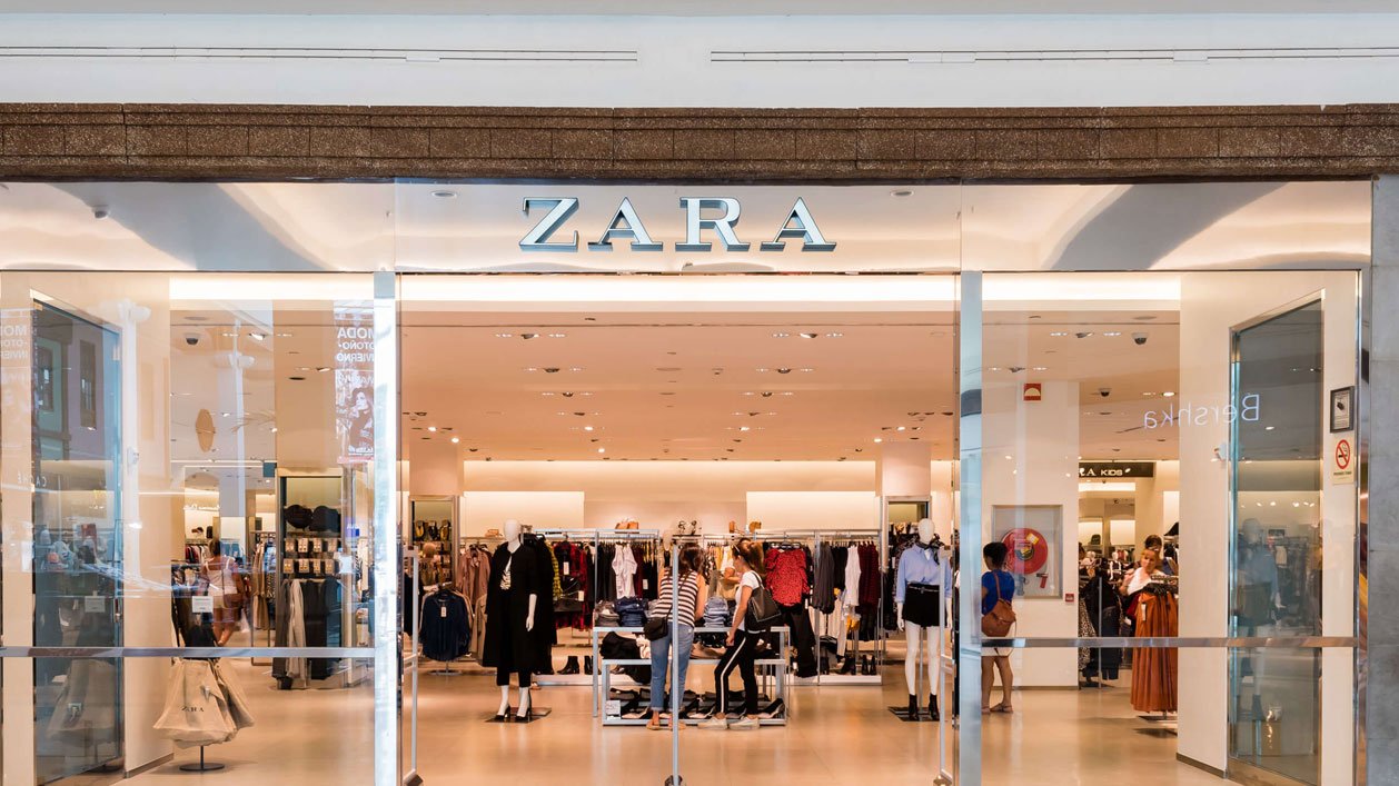 Este otoño los jeans se llevan altos, metalizados y anchos, ya están en Zara