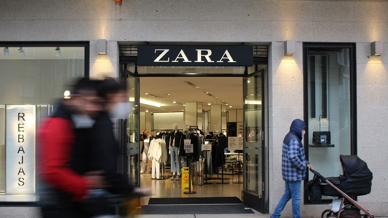 Les expertes en moda ja han fitxat l'abric efecte pèl de Zara