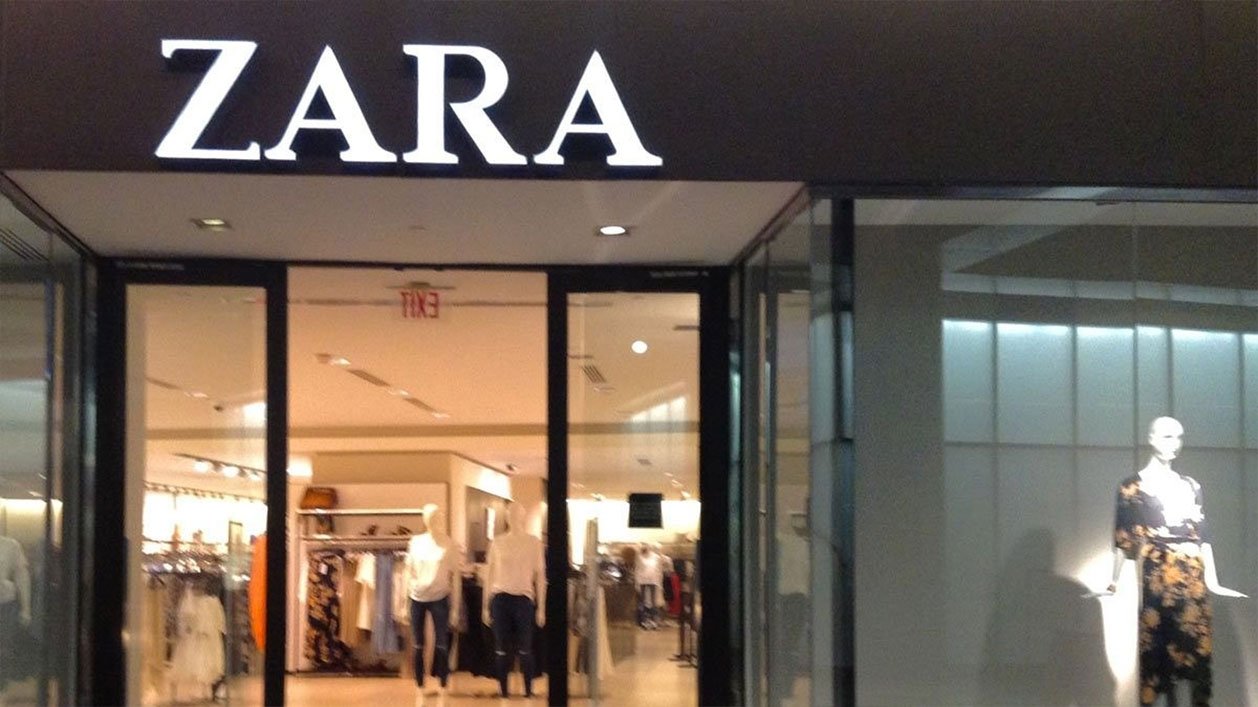 Zara vende la falda perfecta para llevar con zapatos planos
