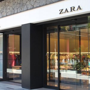 Zara se suma a la moda dels pantalons setinats que semblen d'un pijama de les dives de Hollywood