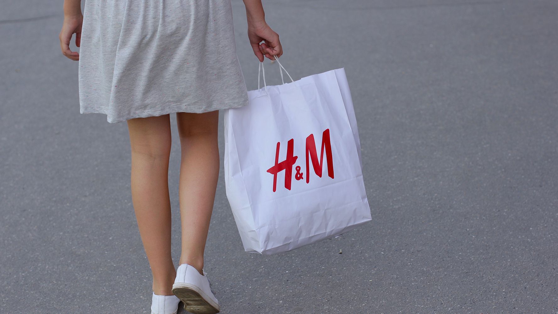 H&M tiene unos jeans ‘low cost’ que reducen una talla al instante: el efecto que está causando furor