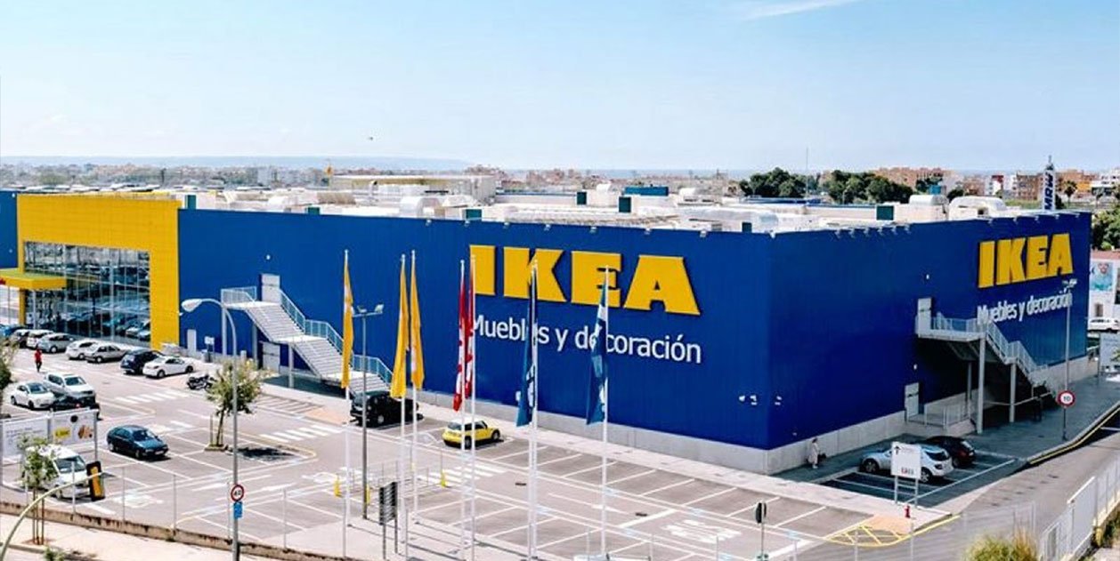 Hi ha una prestatgeria de pi amb armari que és bestseller a Ikea