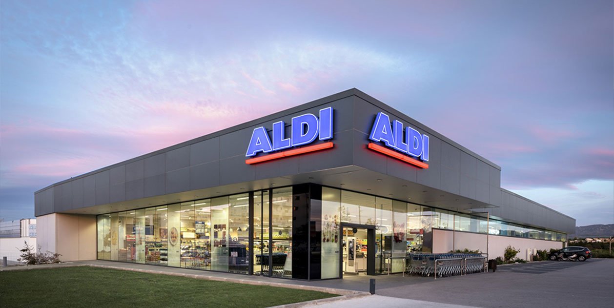 Aldi tiene un mini aspirador inalámbrico pensado para el sofá