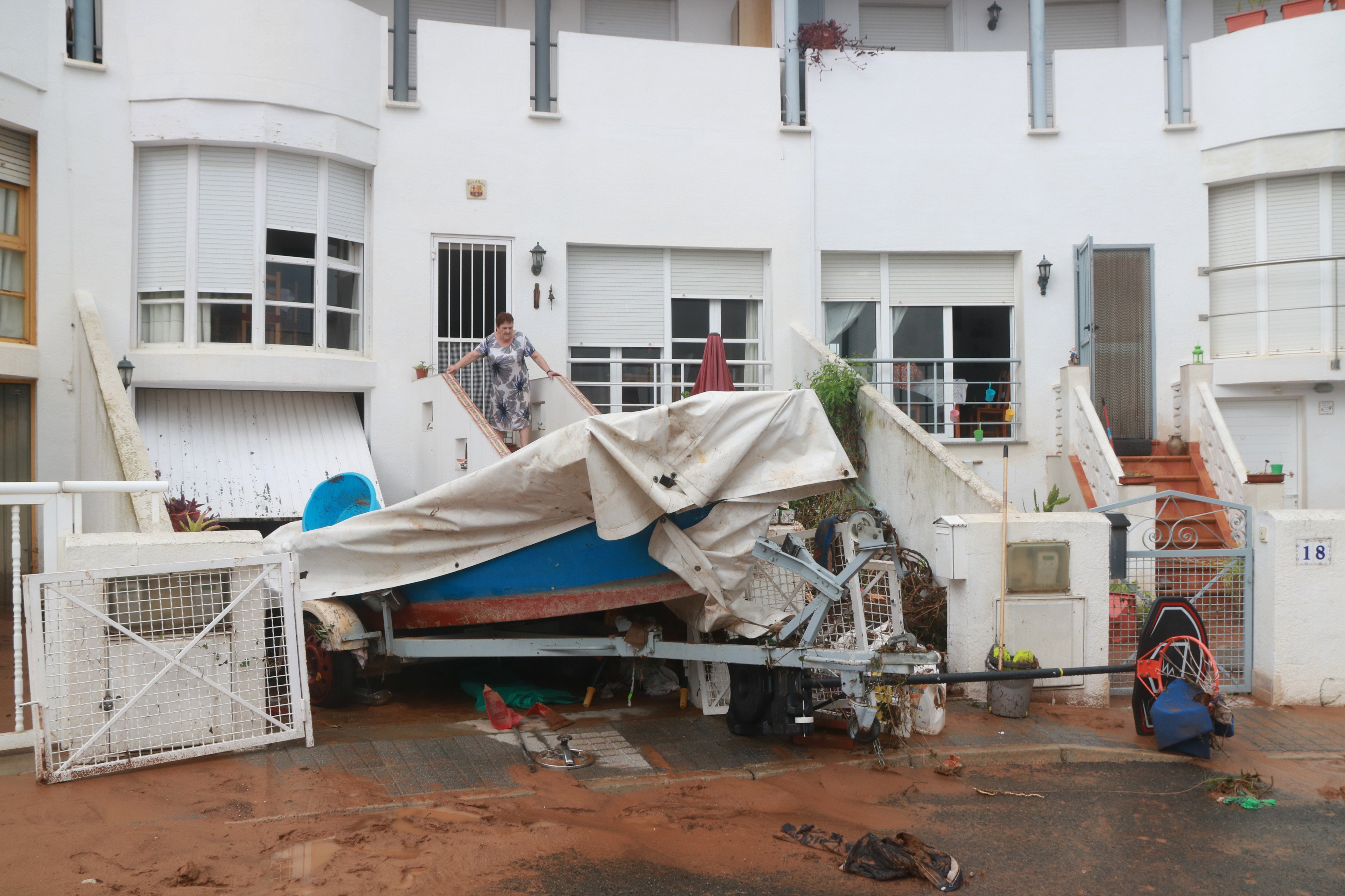 Barca dañada por la fuerte lluvia Barca dañada por la fuerte lluvia