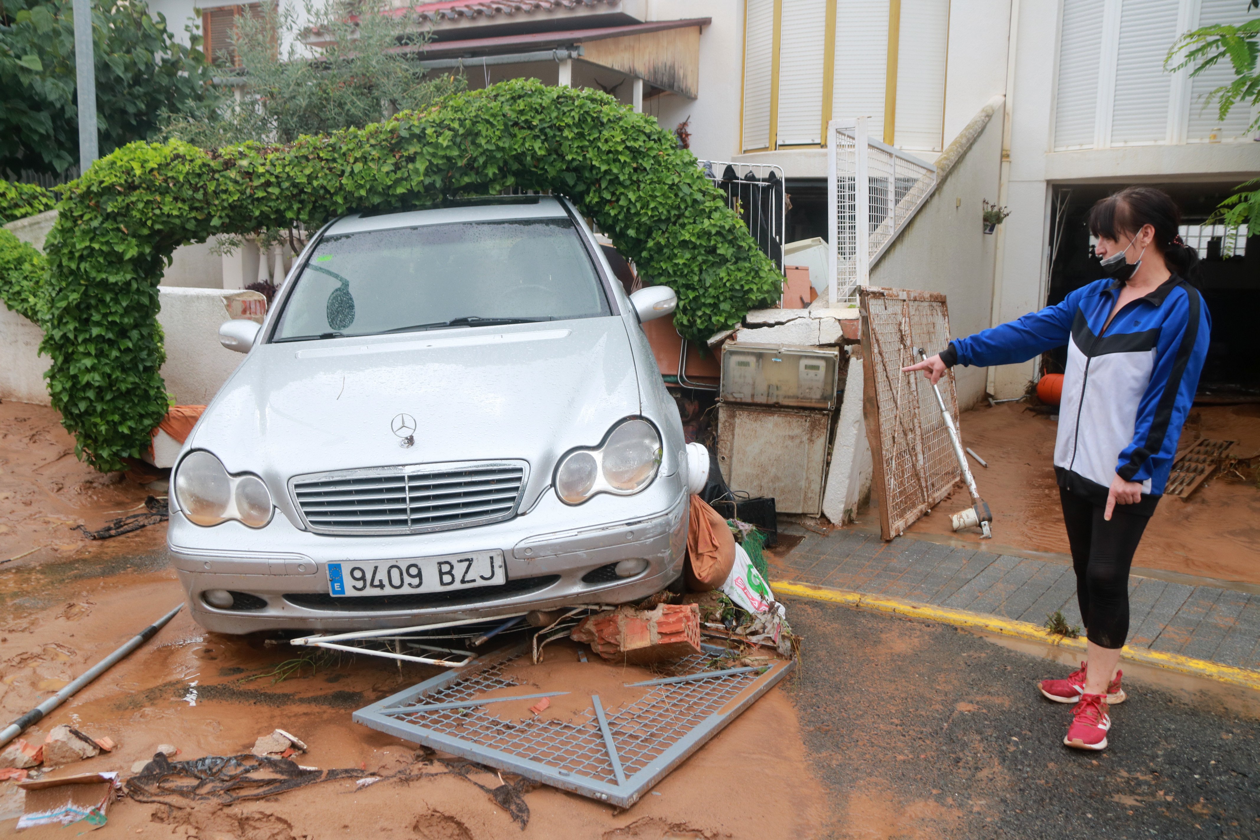 Coche dañado por los aguaceros Coche dañado por los aguaceros