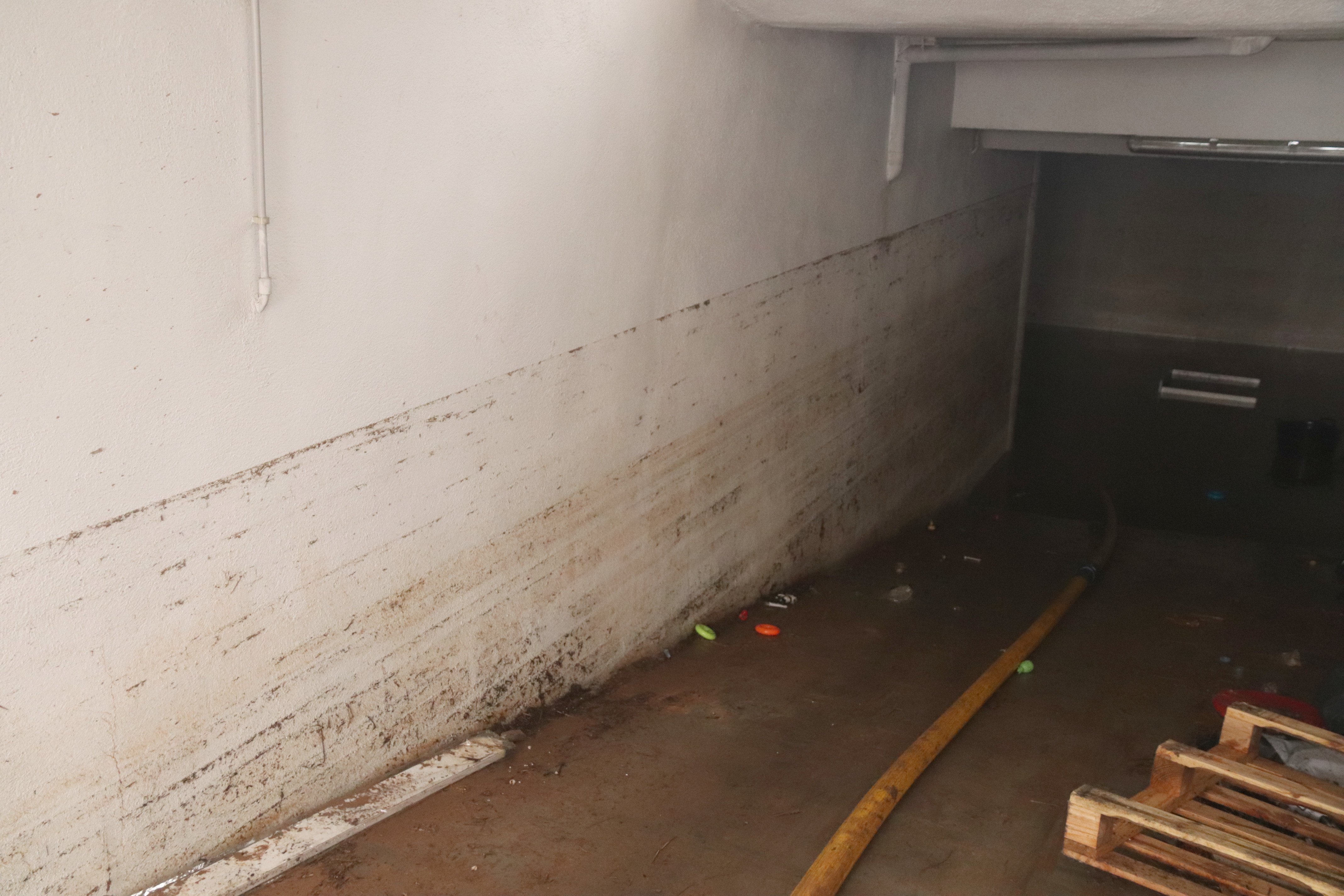 La entrada de un parking inundada La entrada de un parking inundada