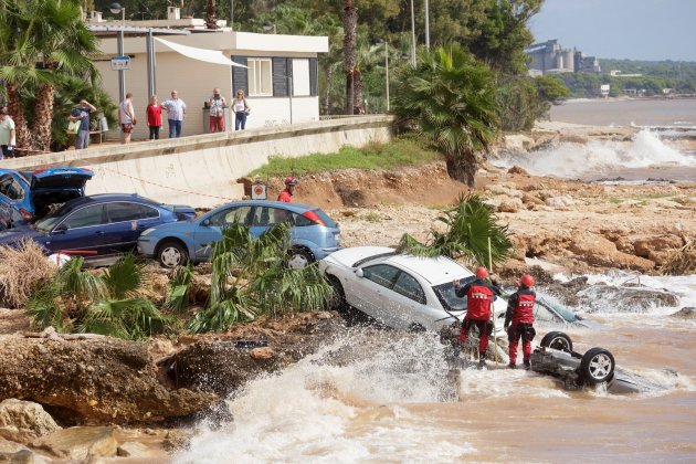 foto de la semana, Bomberos planean como sacar los coches del agua les cases alcanar   Efe, Quique García