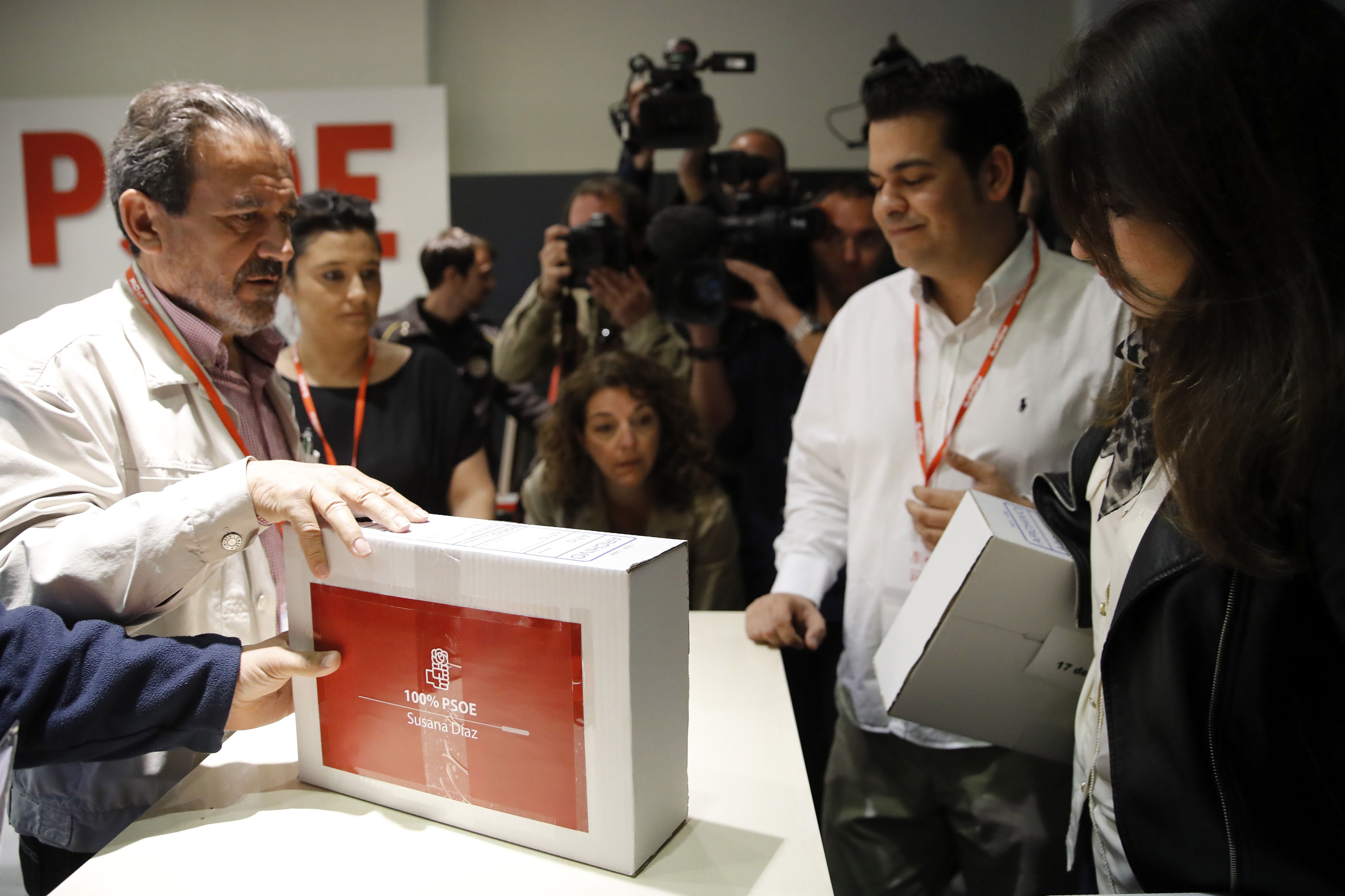 Alarma al PSOE pel frec a frec amb els avals entre Díaz i Sánchez