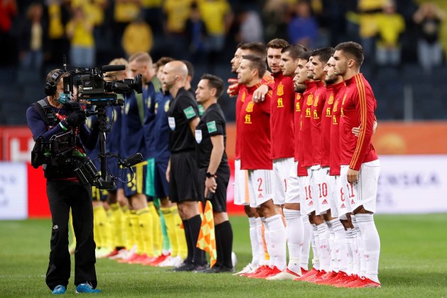 Alineacion himnos Espana Suecia EFE