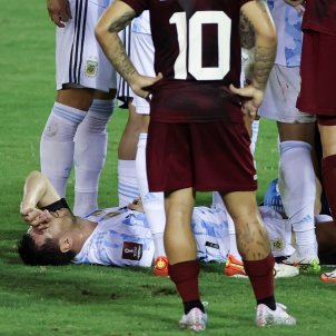 Aterradora entrada a Messi que lo podría haber lesionado de gravedad