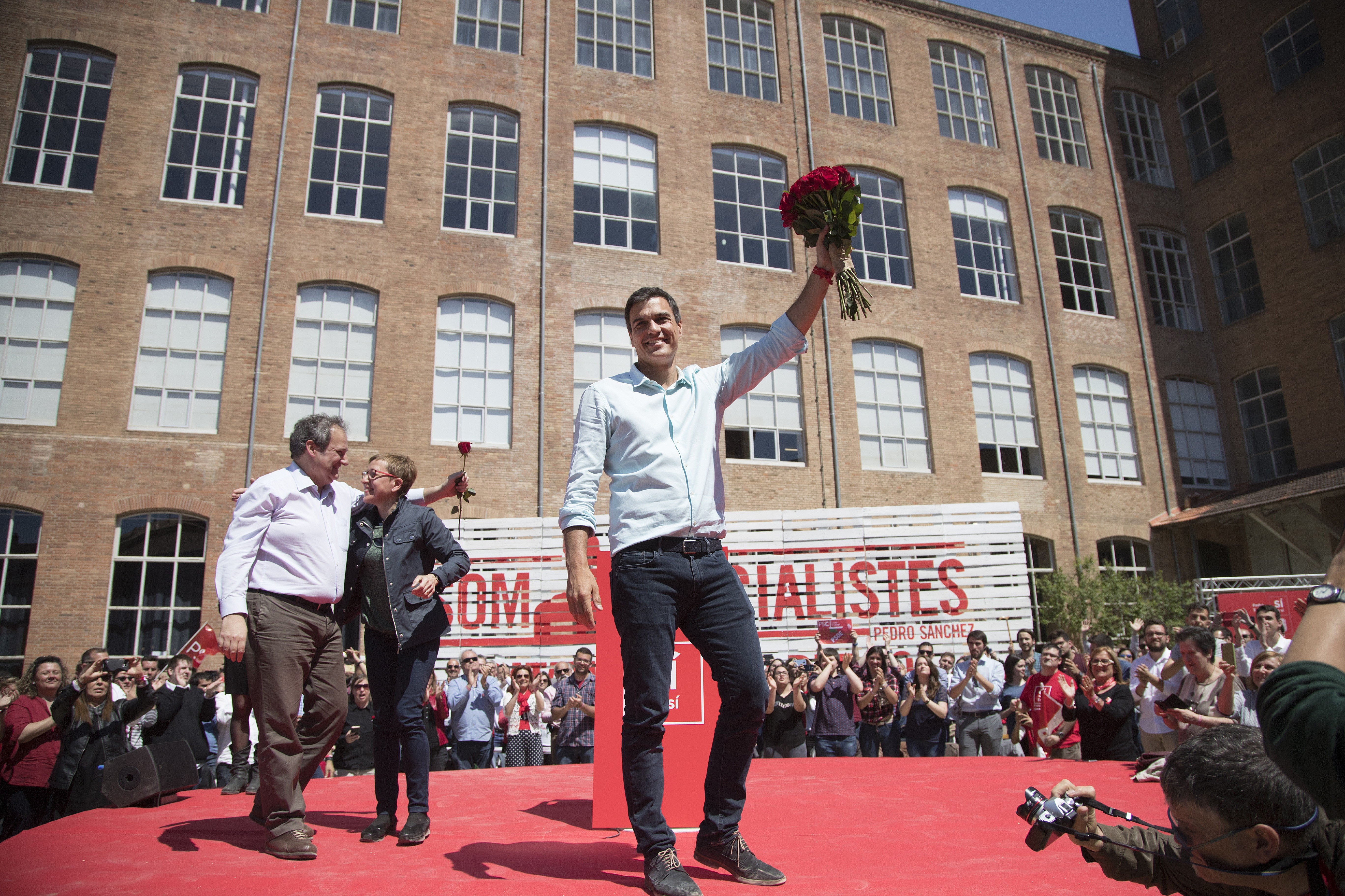 Sánchez humilia Susana Díaz a Catalunya: 6.000 avals contra 1.000