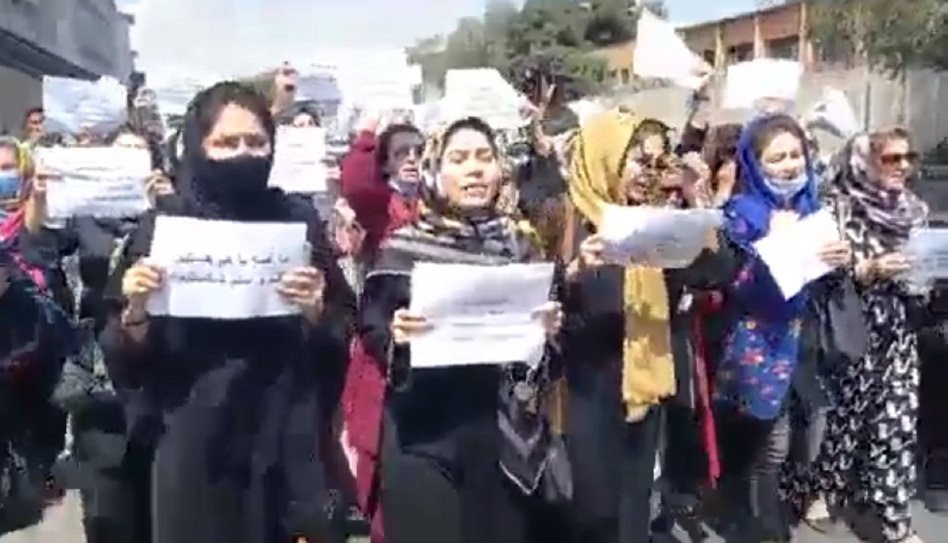 Problemes pels talibans: protesta per reclamar la presència de dones al govern