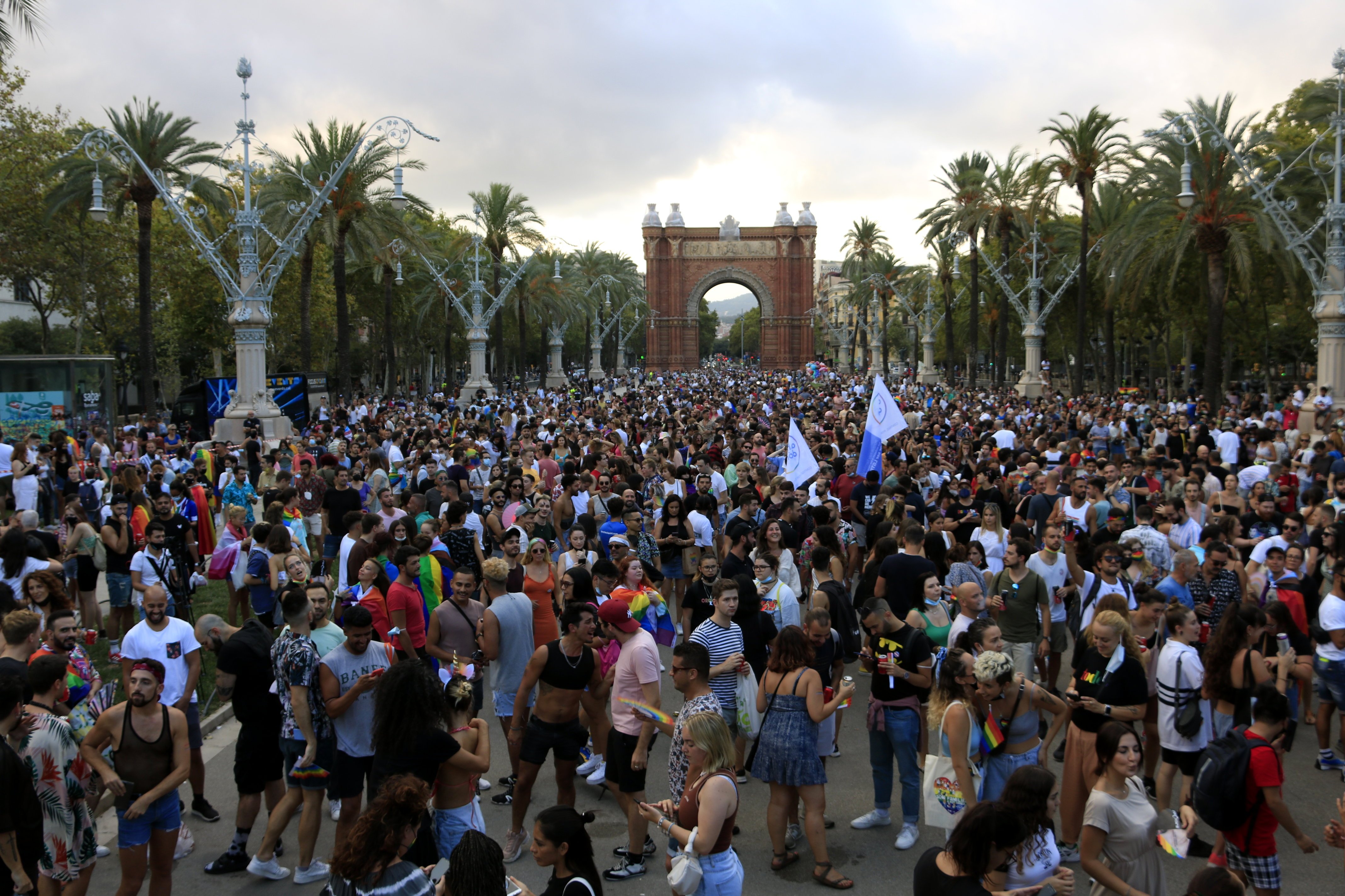 Milers de persones es congreguen en un Pride Barcelona contra l'estigma del VIH