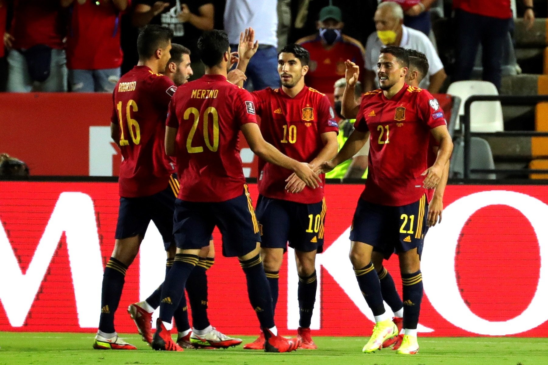 España golea a Georgia en un partido sin historia (4-0) y mete presión a Suecia
