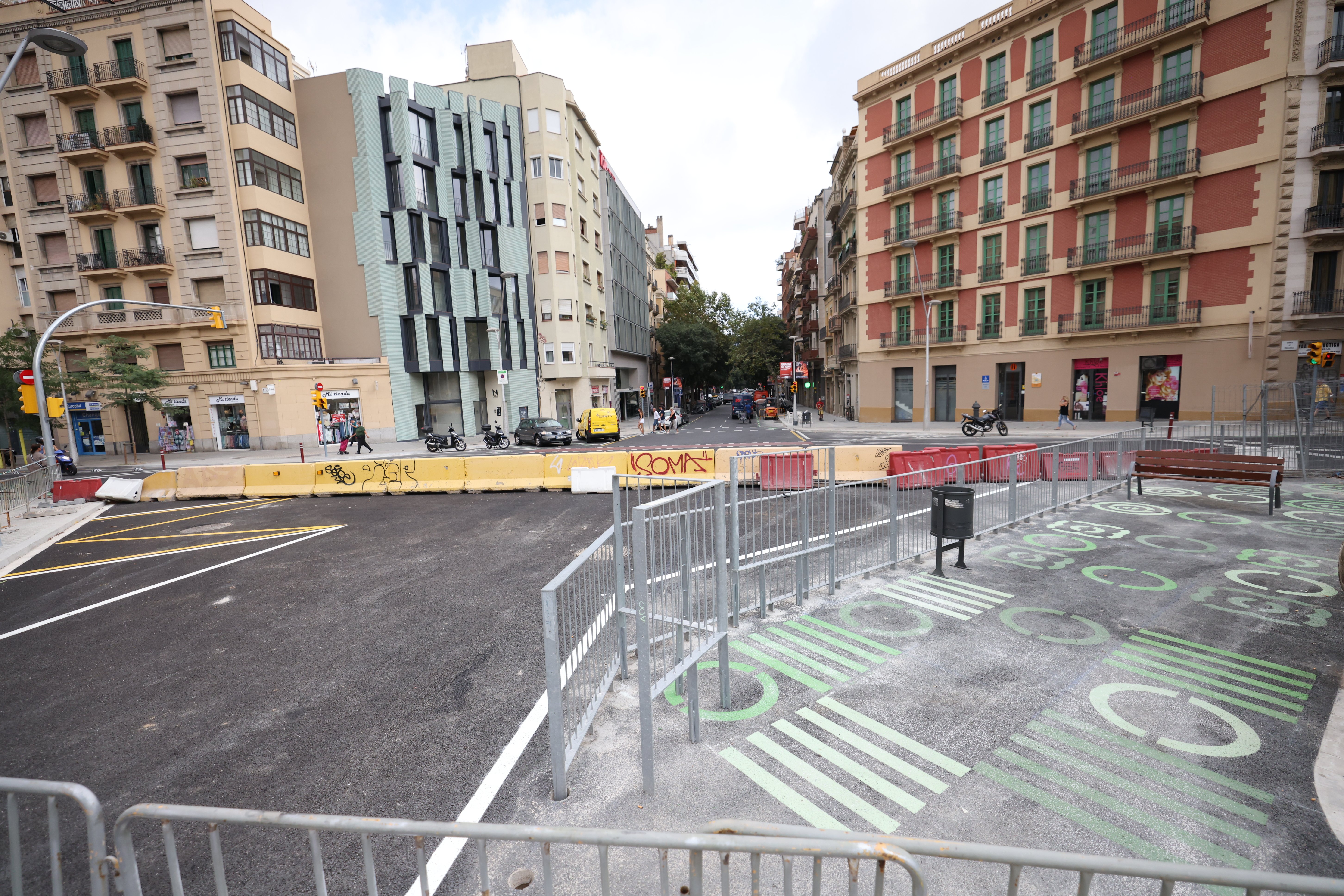 ¿Más urbanismo táctico? Barcelona quiere pacificar 73 entornos escolares más