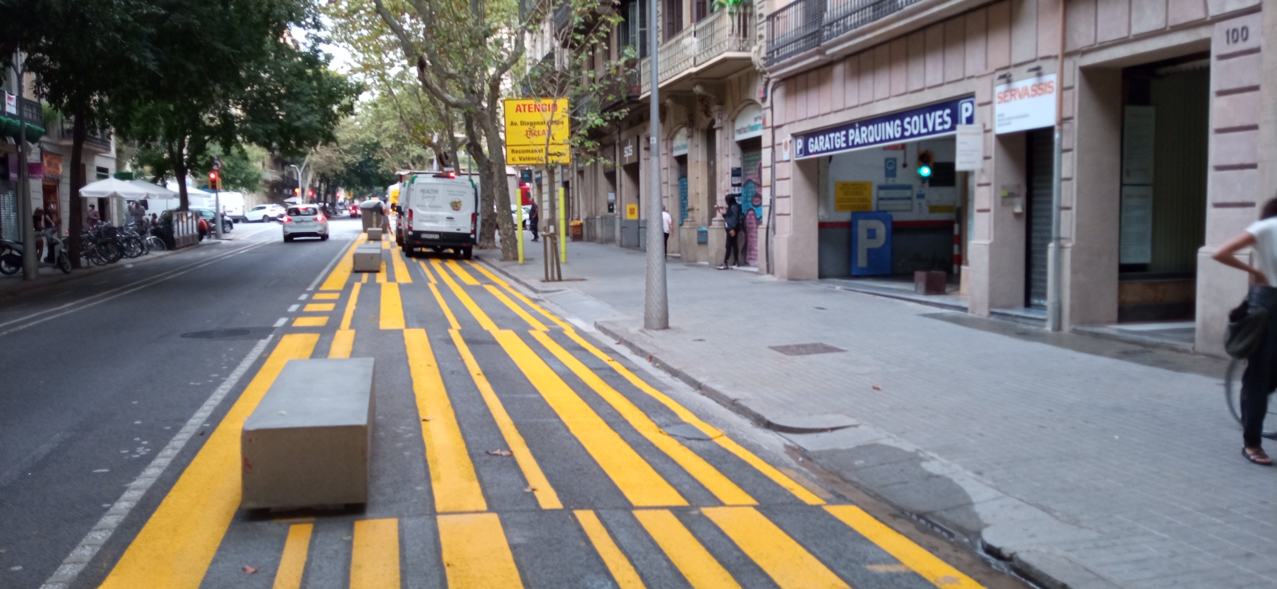 Colau repinta con nocturnidad el urbanismo táctico de la calle Girona