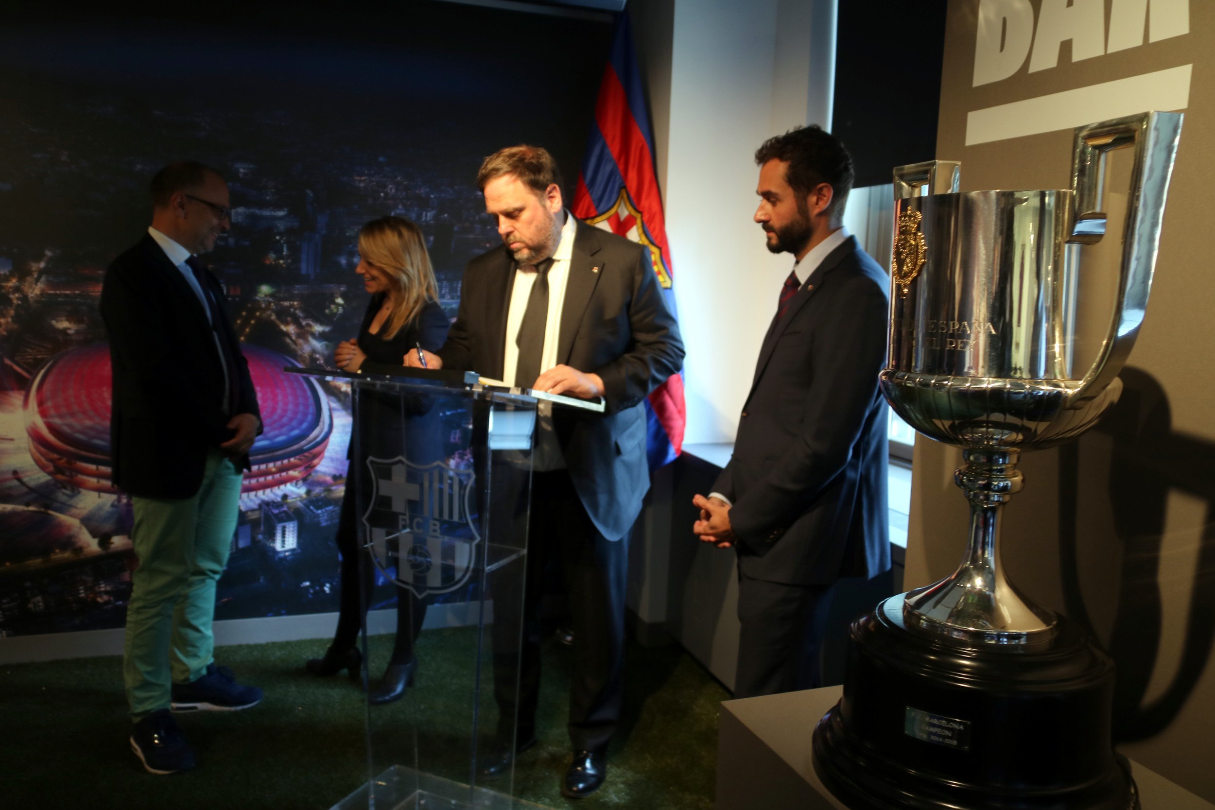 Oriol Junqueras celebra la victòria del Barça a Madrid