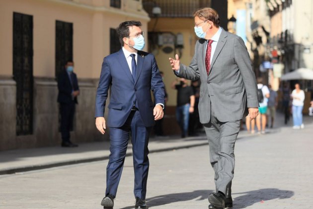 El president Aragonès ha estat rebut al Palau de la Generalitat Valenciana pel president Ximo Puig. - Jordi Bedmar
