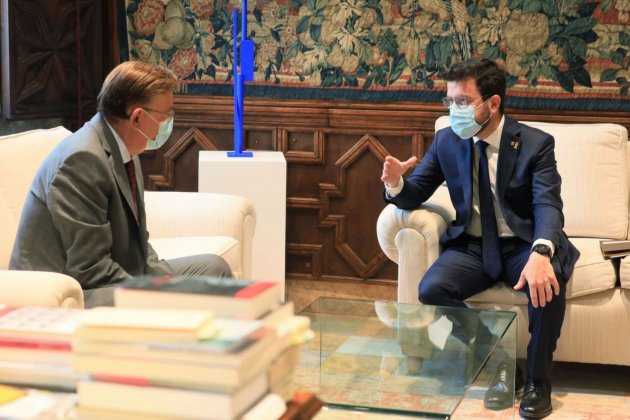 El presidente Aragonès ha sido recibido en el Palau de la Generalitat Valenciana para|por el presidente Ximo Puig. - Jordi Bedmar