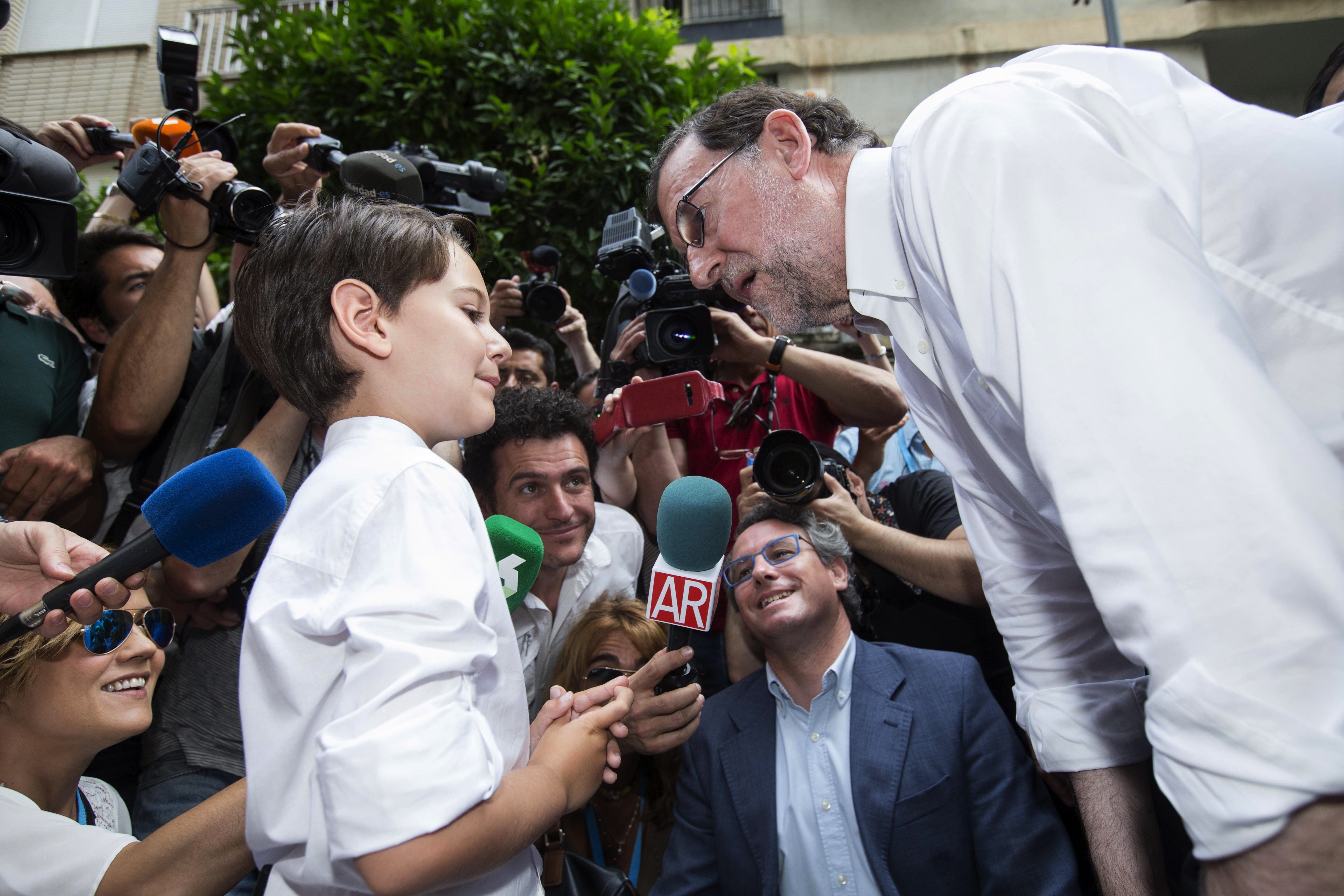 Dos mensajes de Rajoy: "Un gran país" para los españoles, "unidad" para los catalanes