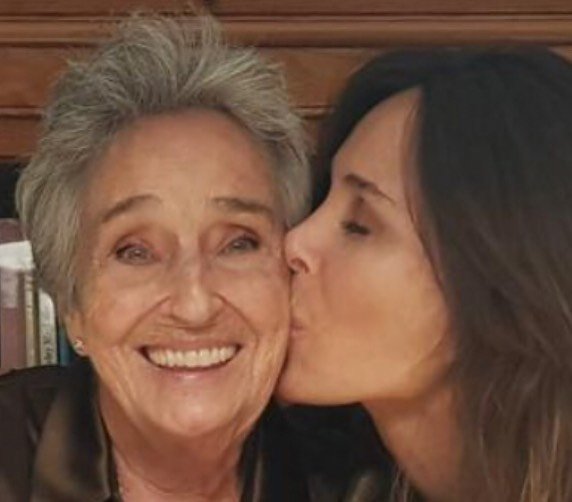 Lydia Bosch besa a su madre @lydiabosch