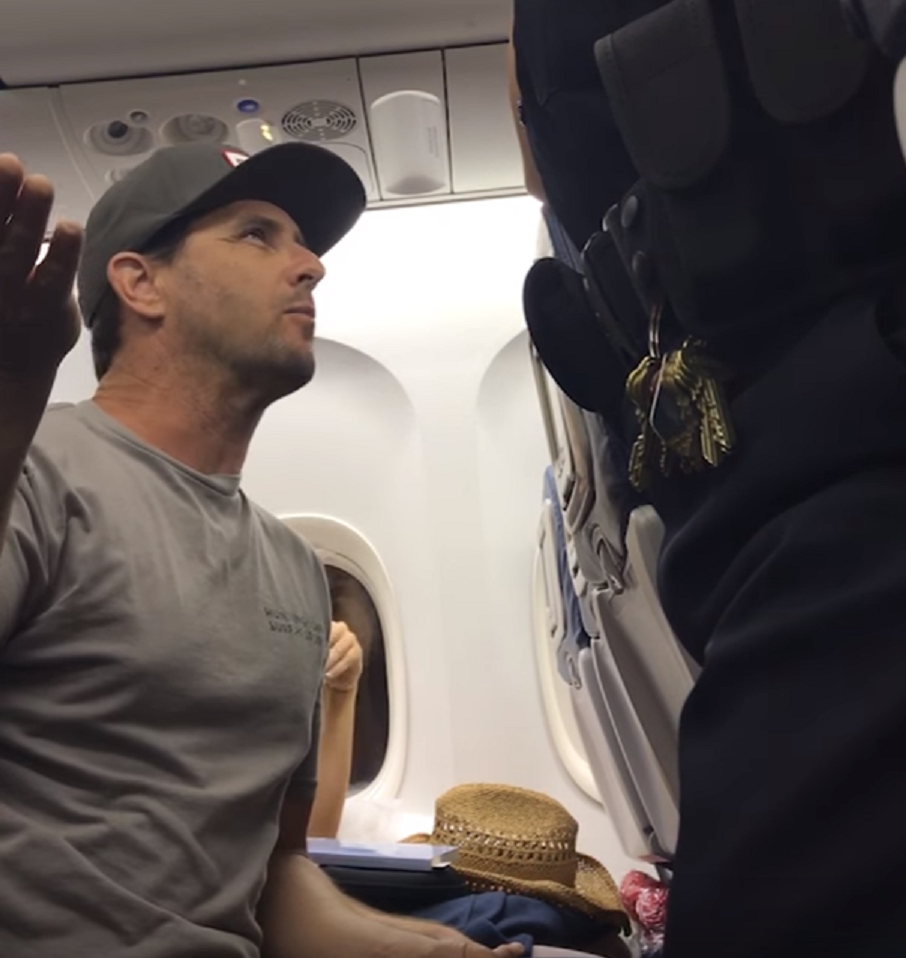 VÍDEO: Expulsats d'un avió per no voler-se posar el seu fill a la falda