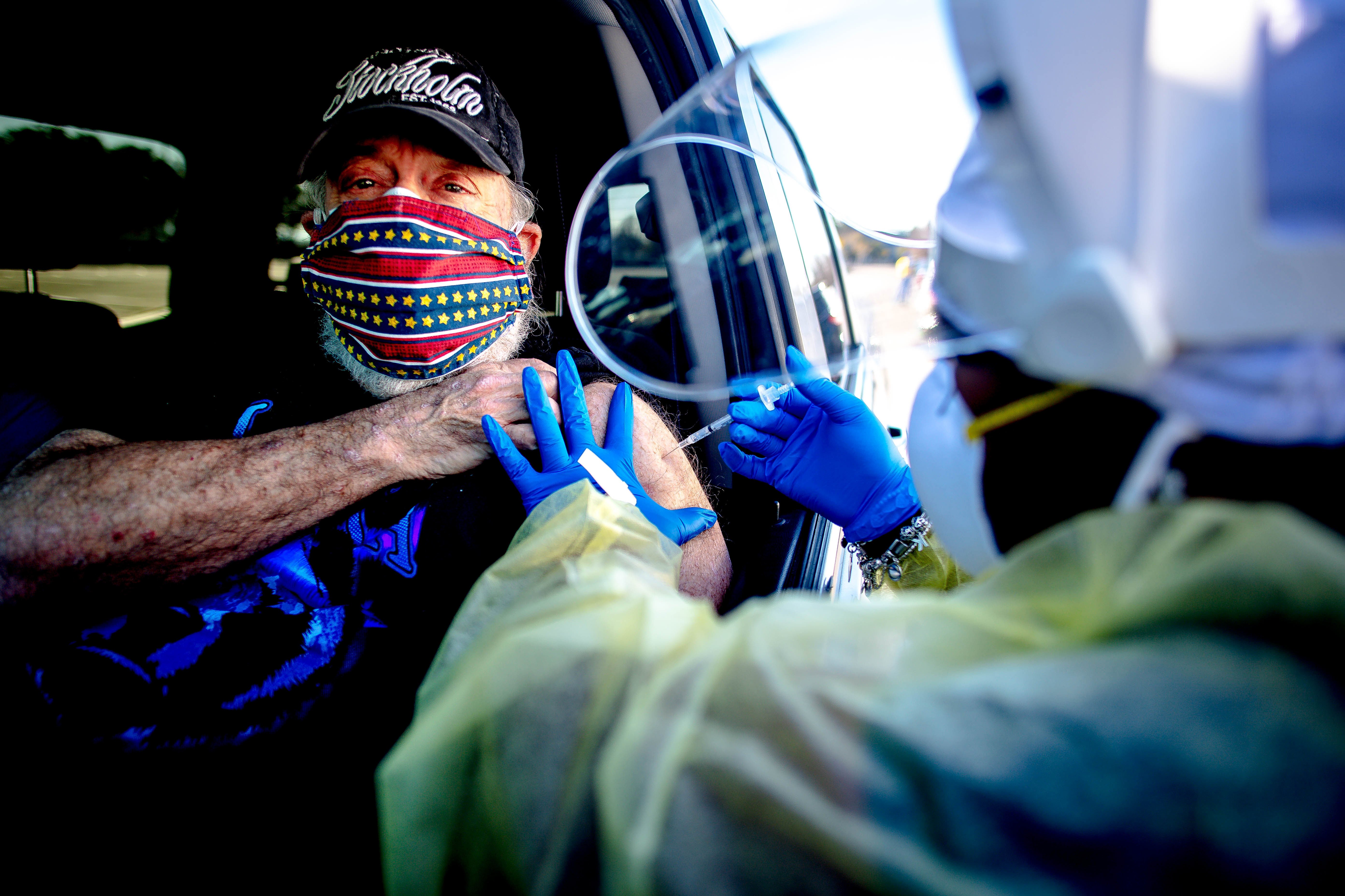 Un ciudadano americano es vacunado en su coche / Europa Press
