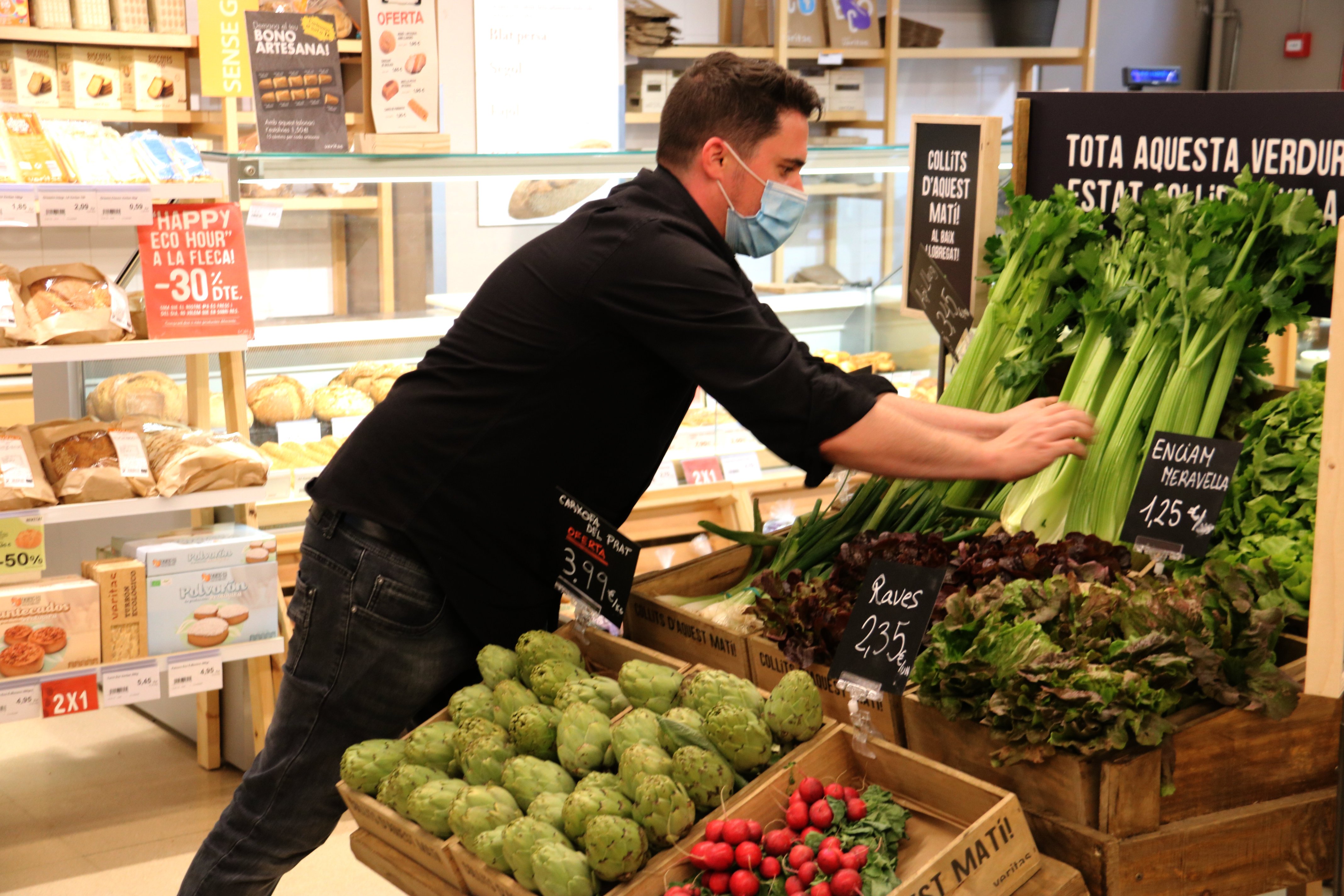 Acomiaden un treballador d'un supermercat de Barcelona per arribar abans d'hora