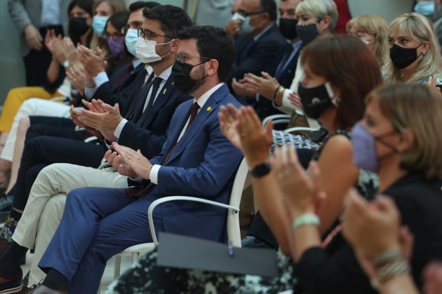 Pere Aragonès aplaude en el Acto Entrega Medalla Honor Parlament / Sergi Alcàzar