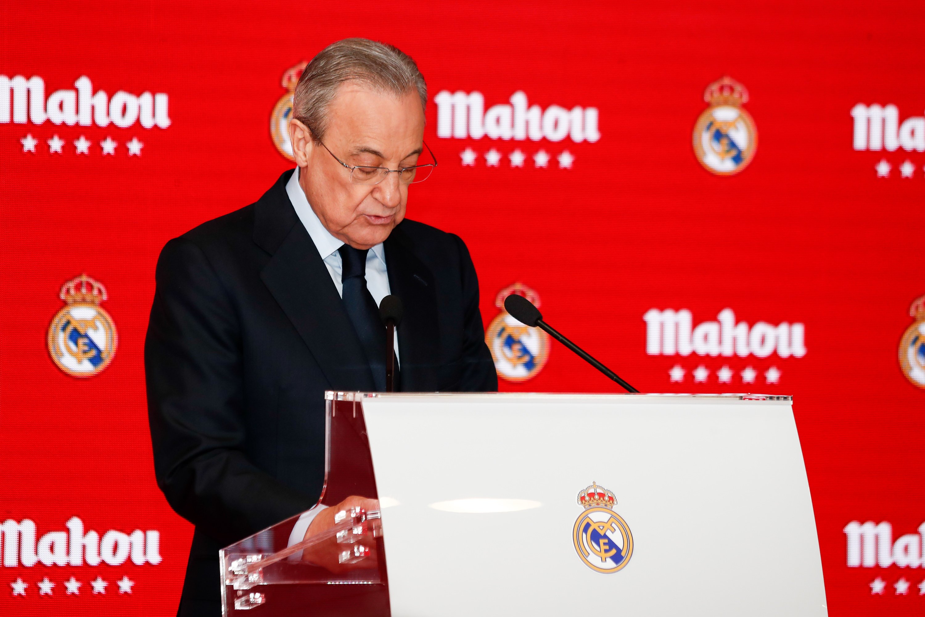 Arrepentido de haber confiado en Florentino Pérez y fichar por el Real Madrid pide ayuda para salir